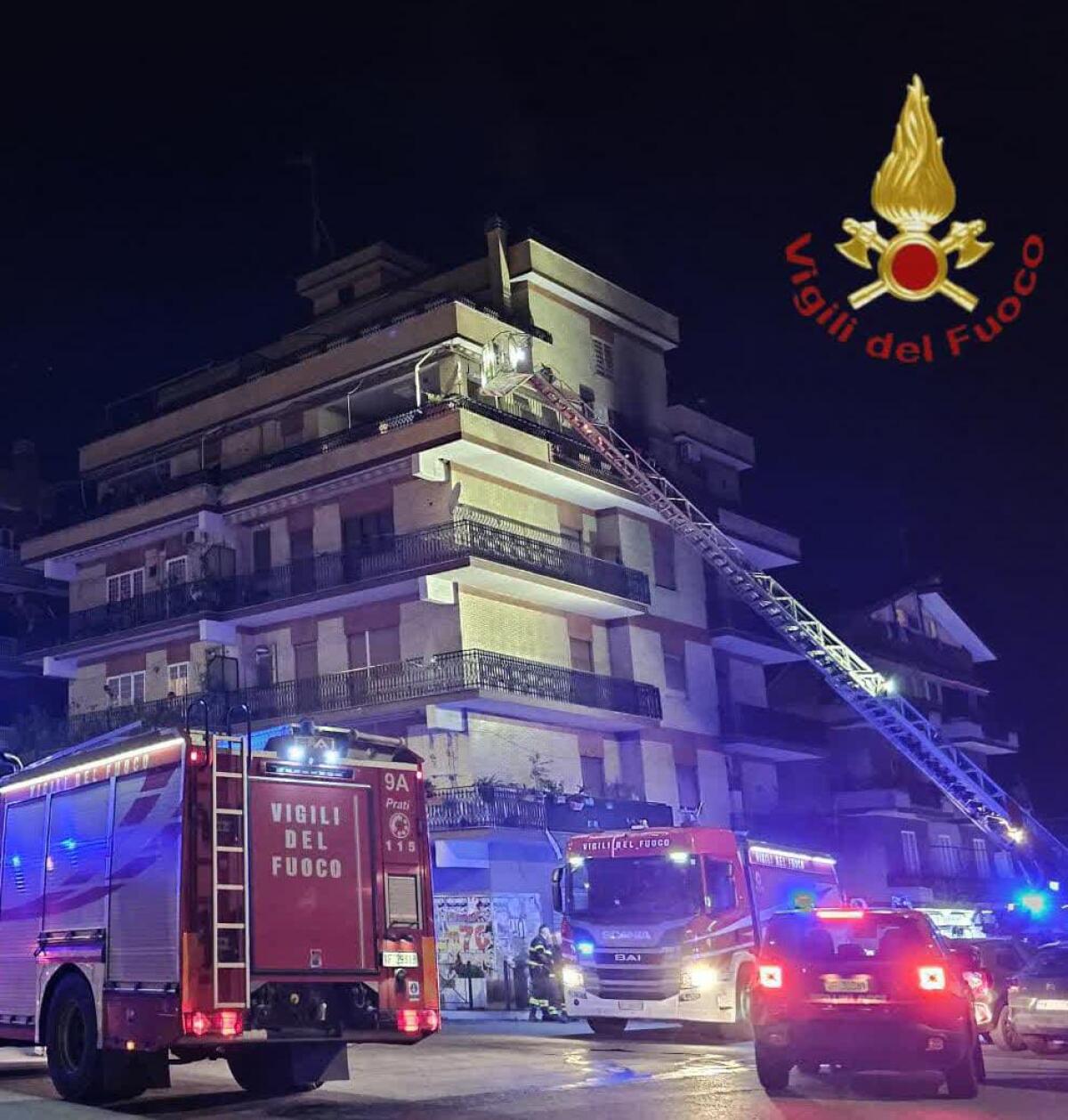 Palazzina in fiamme a Roma: una persona disabile trasportata in codice rosso in ospedale. - 
