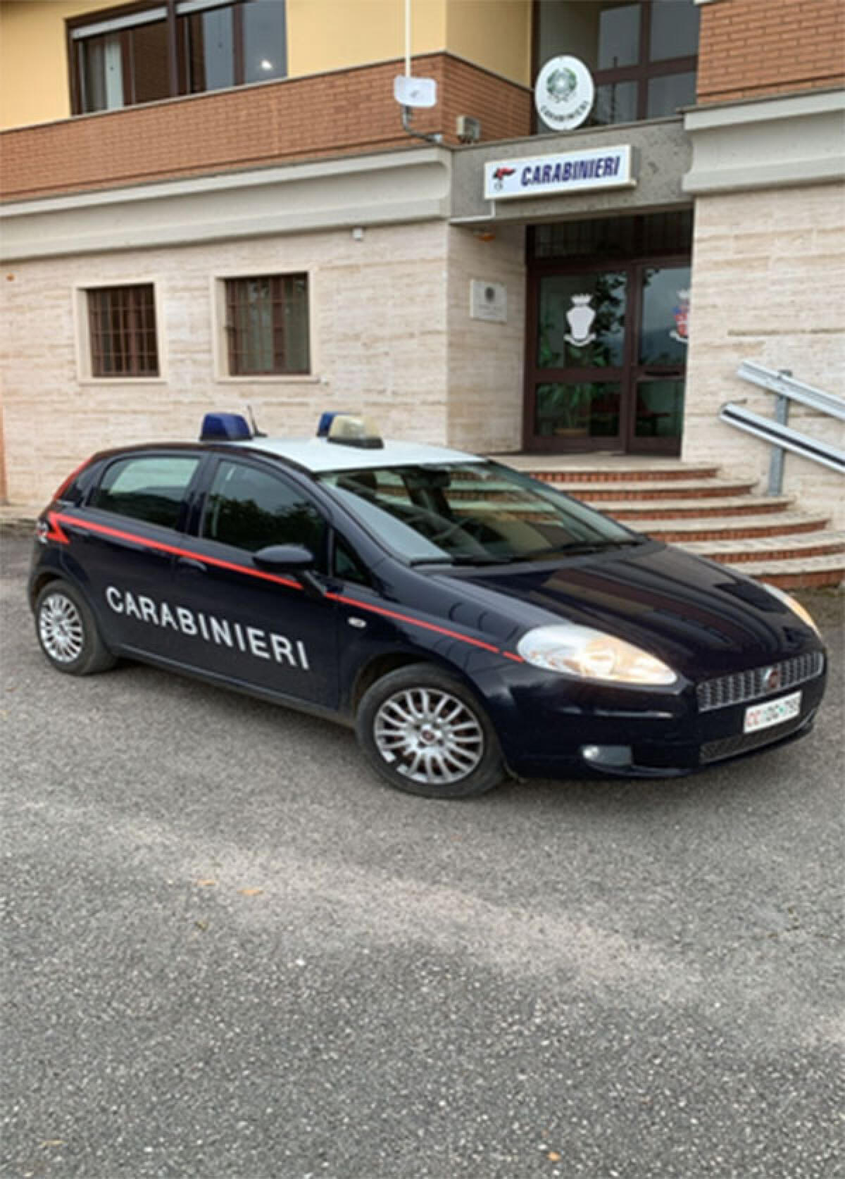 Sferra due pugni in faccia ad un carabiniere per evitare il controllo: arrestato - 