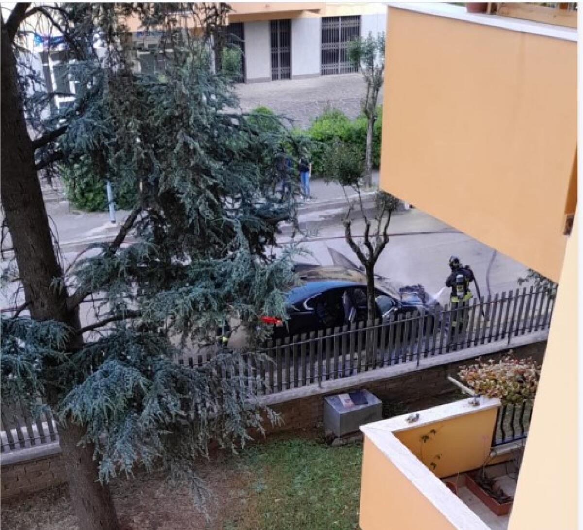 Esplode un'auto in centro ad Aprilia - 