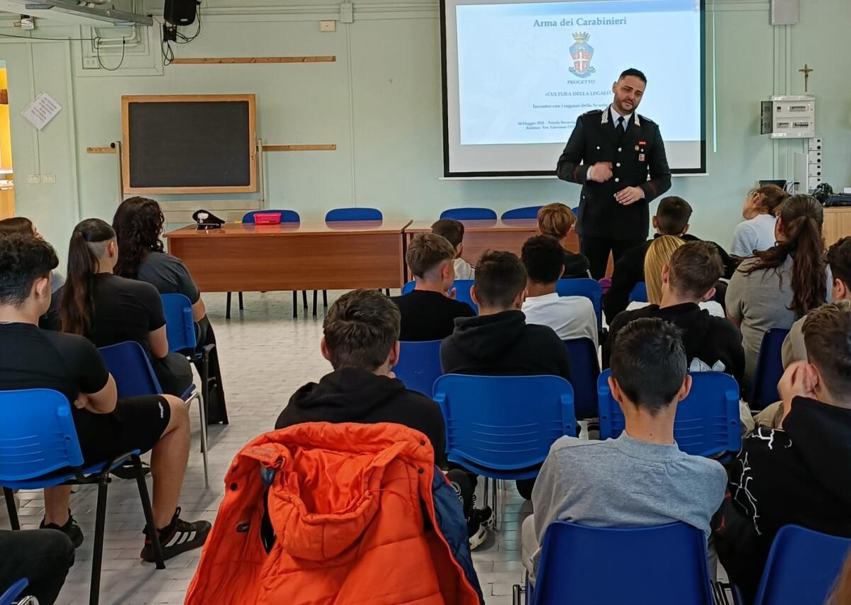 Legalità e contrasto al bullismo: i Carabinieri di Ardea incontrano gli studenti dell’Istituto “Virgilio”. - 