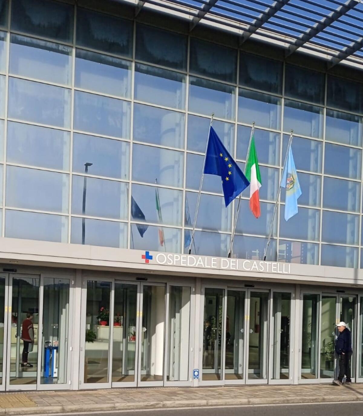 Va al pronto soccorso dell'ospedale dei Castelli con dolori addominali: aveva un tumore raro. Salvato - 