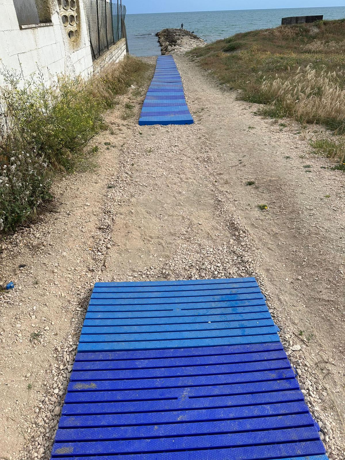 Latina - Vandalizzata la passerella per l'accesso dei disabili alla spiaggia - 