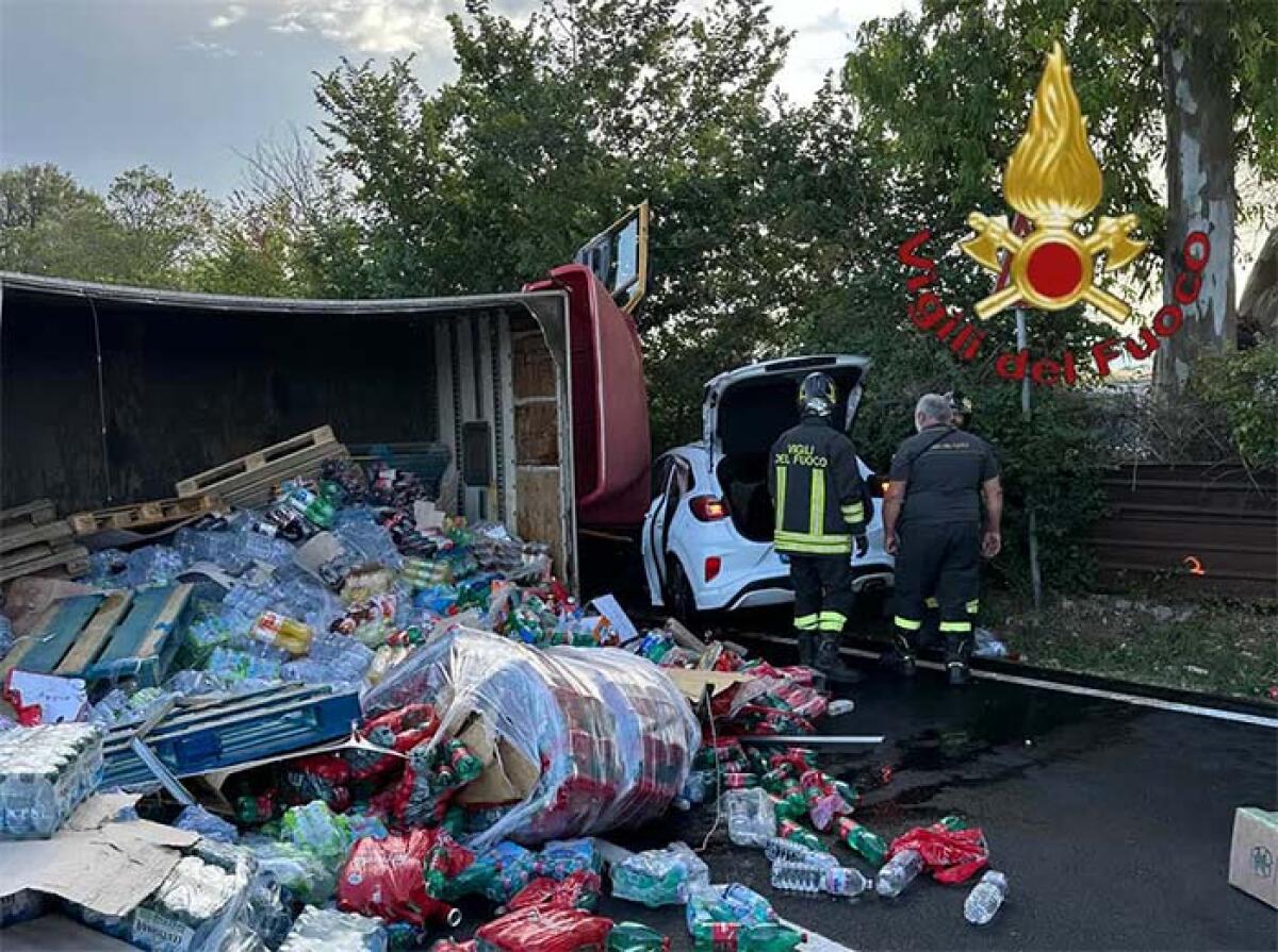 Scontro sulla Laurentina, a Pomezia, tra un camion che trasportava bevande e 3 autovetture. Una persona in codice rosso. - 