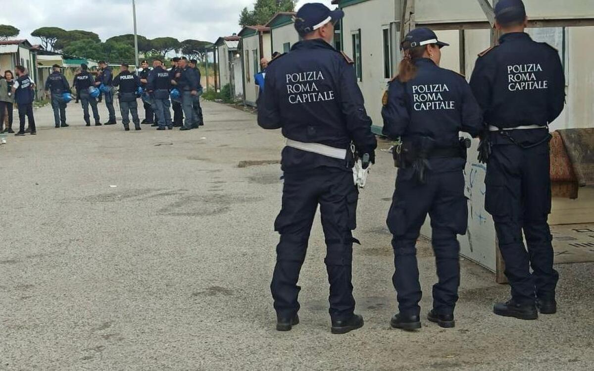 Campo nomadi Castel Romano: terminate le operazioni di controllo: fermate 11 persone, sequestrati 6 veicoli - 