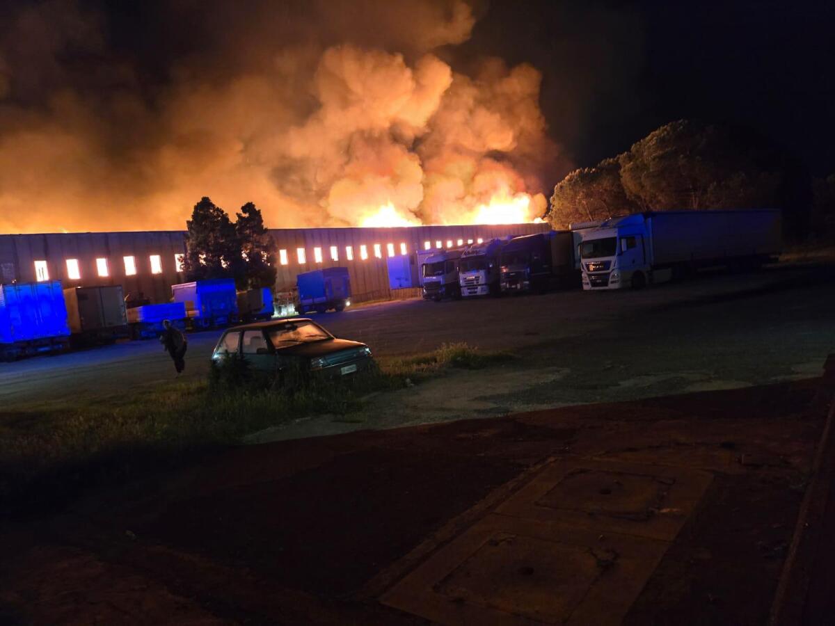 APRILIA - Capannone adibito a logistica distrutto dalle fiamme nella notte in via delle Industrie. - 