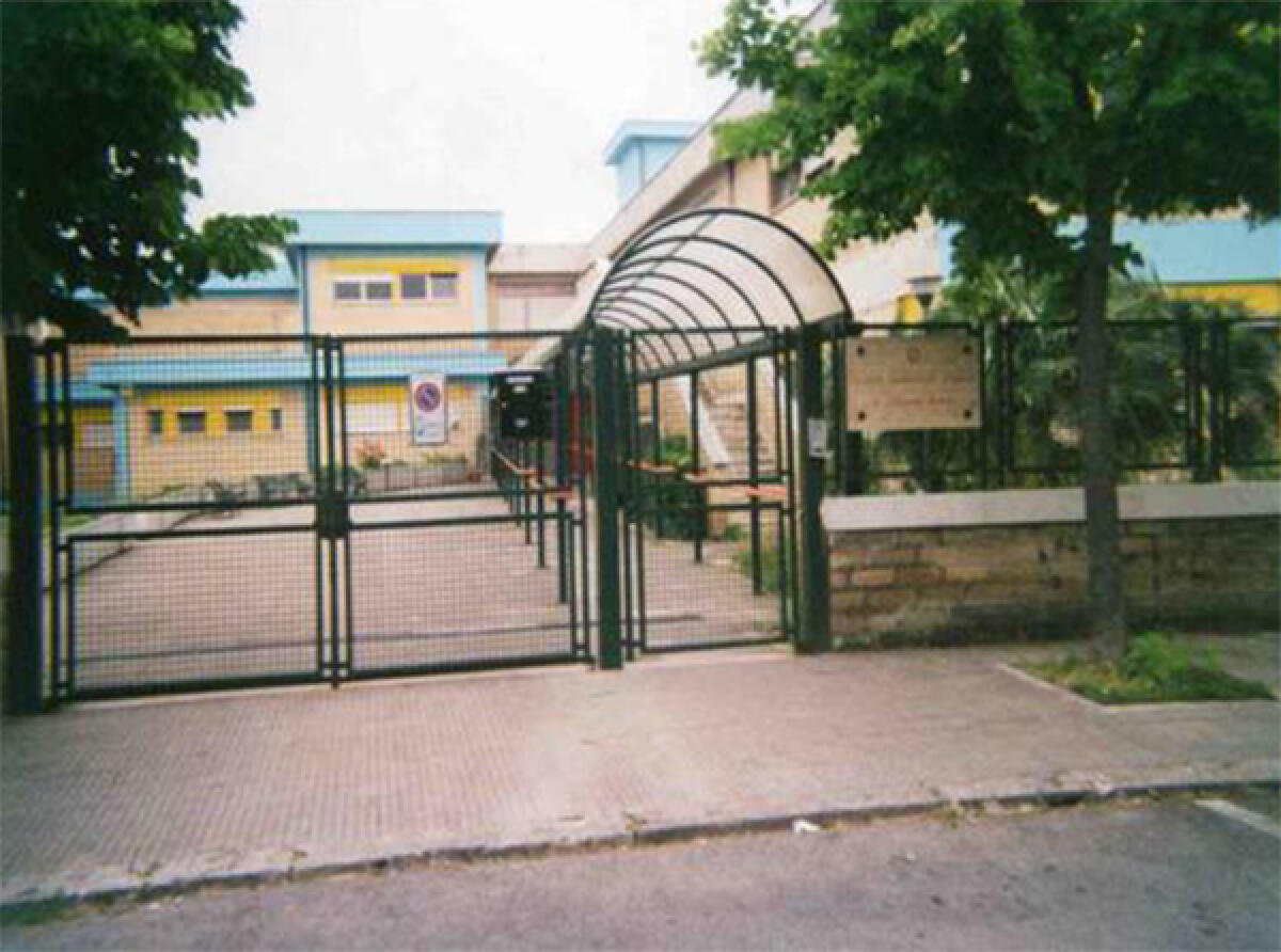 Vandali in azione la notte scorsa alla scuola primaria “San Giovanni Bosco” di via Polonia, a Latina. - 