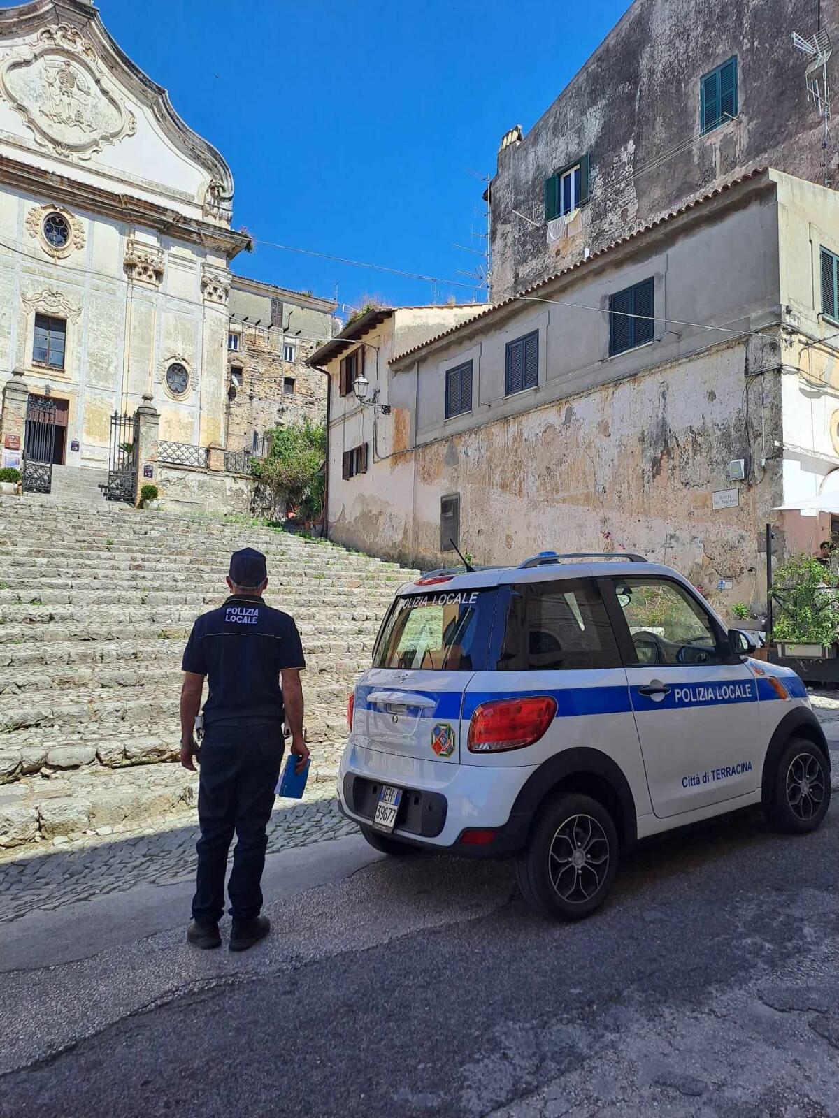 A Terracina nuovi agenti di Polizia Locale e servizi sul lungomare con la Microcar elettrica. - 