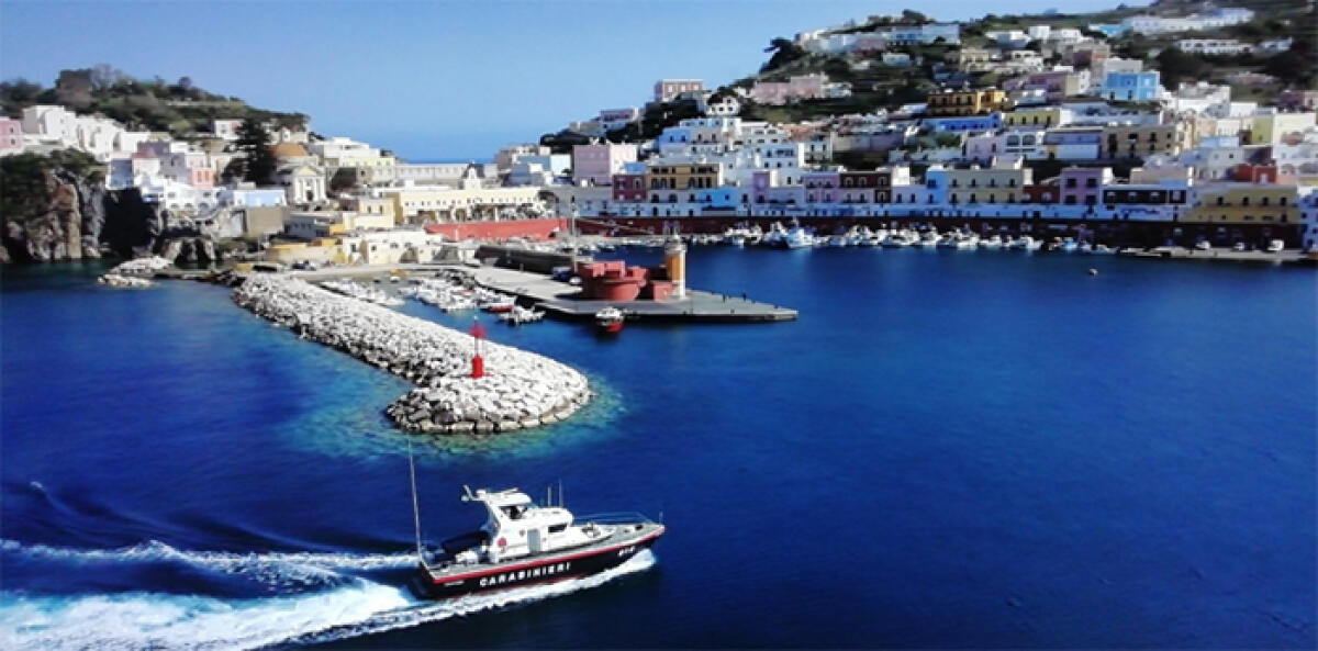 Pesca di frodo nelle acque tra di Ponza e  Ventotene: una motovedetta dell’Arma dei Carabinieri sequestra delle trappole artigianali. - 