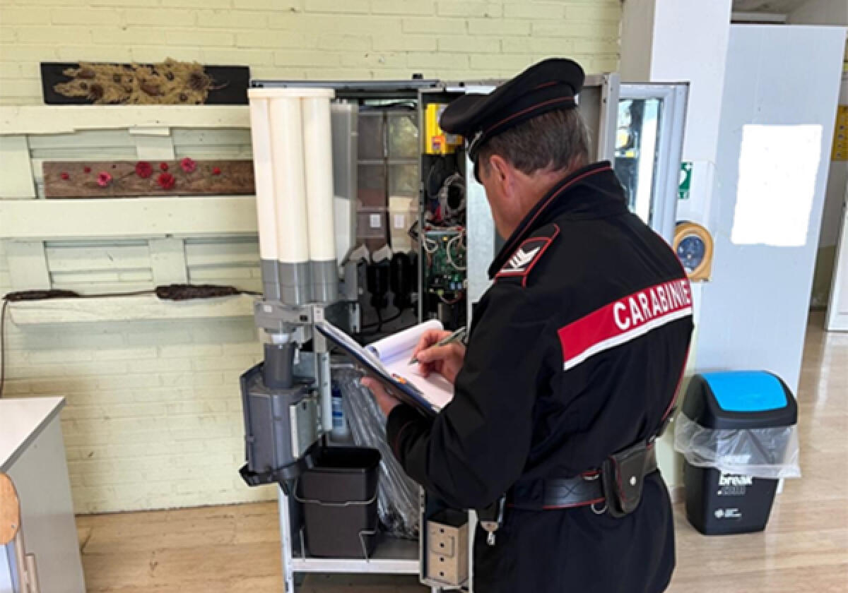 Asporta 30 euro dal distributore degli snack in una scuola di Priverno: denunciato un 35enne. - 