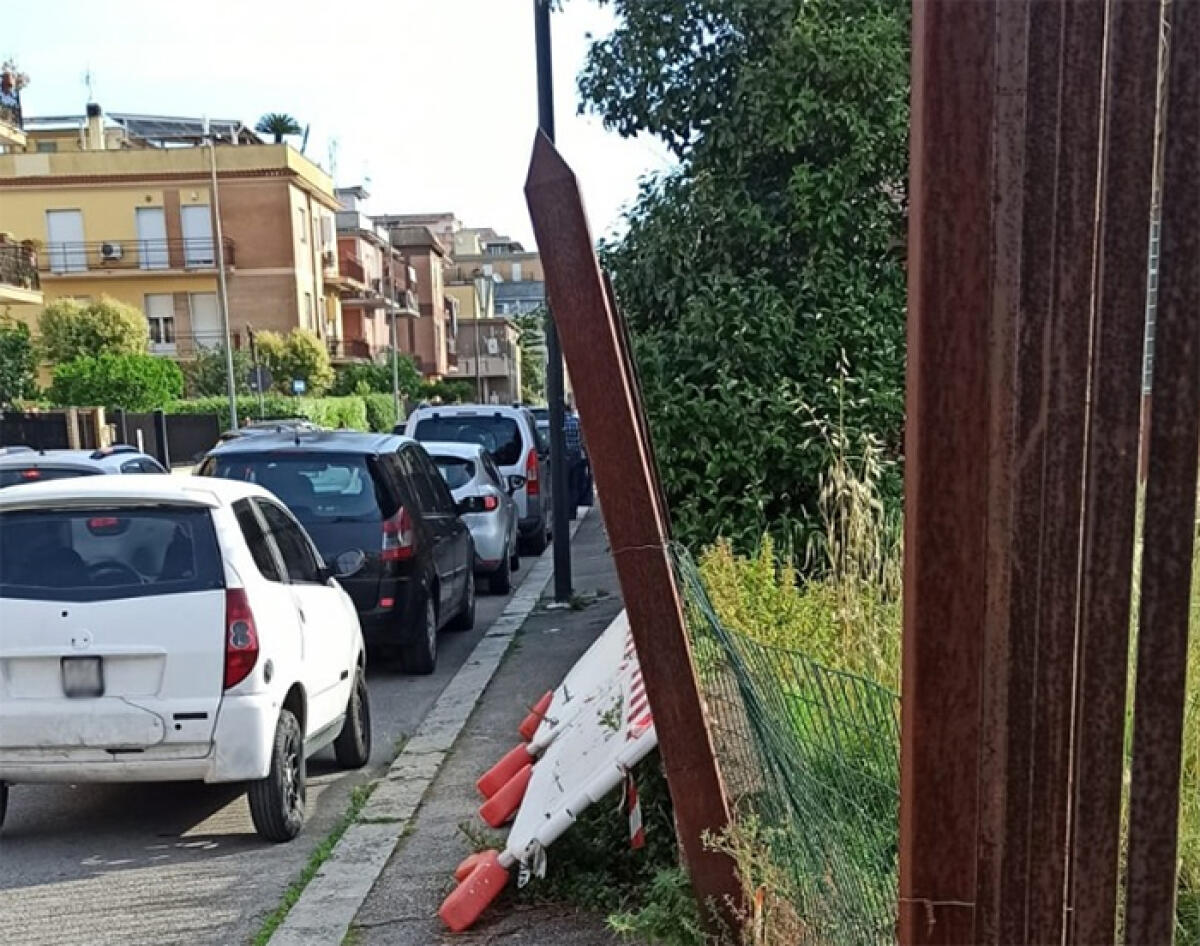 Inferriata pericolosa in via Traiano, ad Aprilia, al confine con la scuola “Gramsci”. Ragusa del M5S: “Finalmente messa in sicurezza”. - 