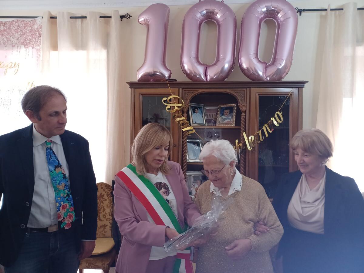 Latina festeggia i 100 anni della signora Eleonora Acanfora. La festa con il Sindaco. - 