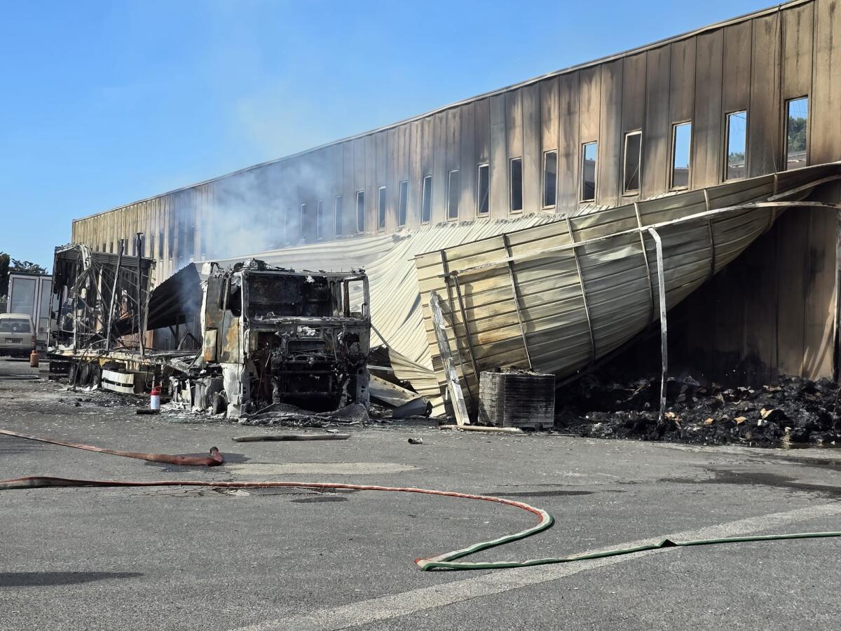 Incendio nella zona Industriale ad Aprilia. Il sindaco: “Monitoriamo situazione” - 