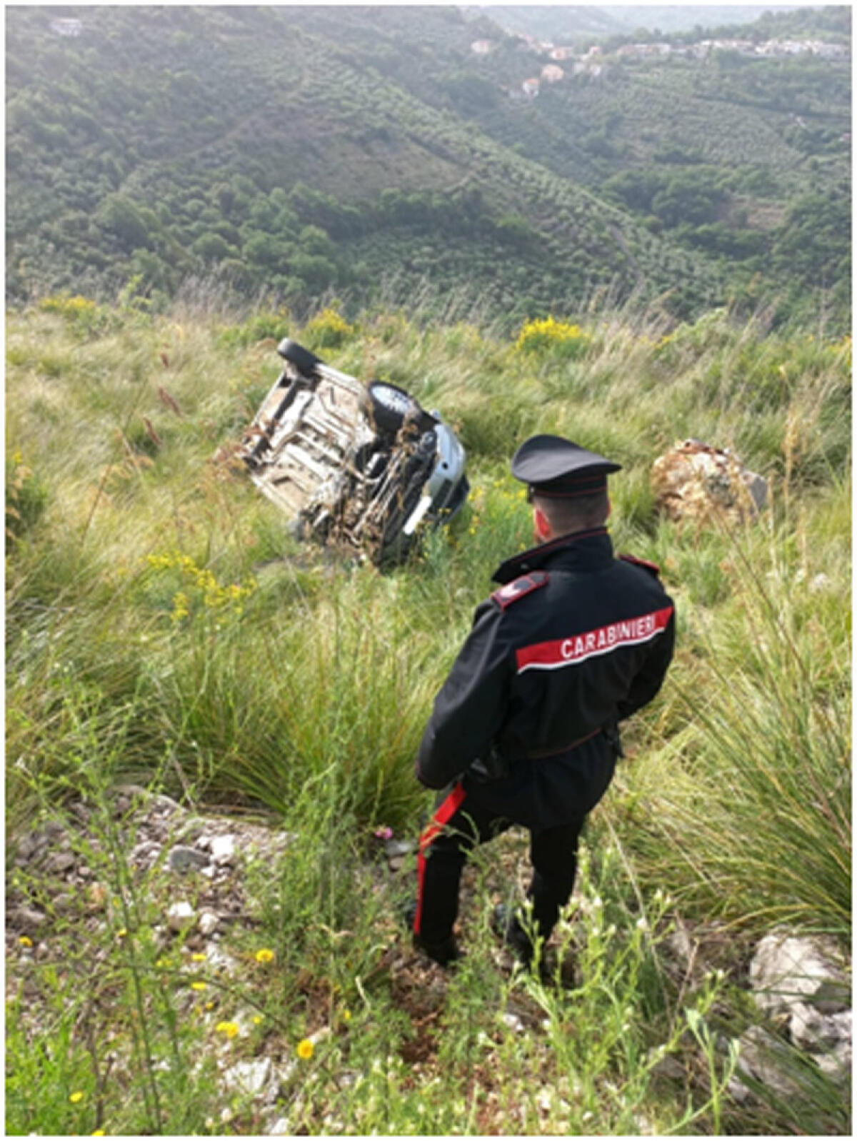Con l'auto in un dirupo: ferito un 20enne - 