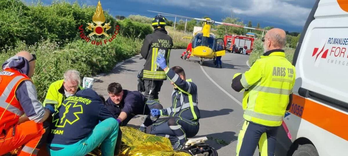 Motociclista finisce in un canale di scolo, salvato dai vigili del fuoco di Pomezia - 