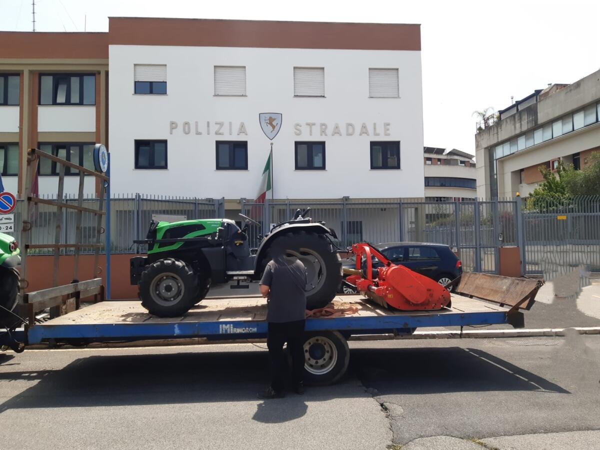 Alla guida del trattore senza patente, multa da oltre 6mila euro - 
