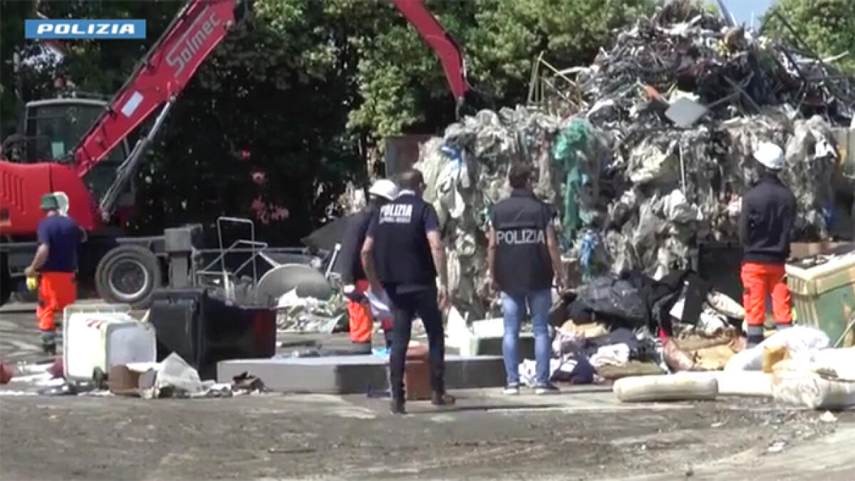 Stoccaggio e smaltimento illecito di rifiuti: blitz della Questura di Latina in un ex sito industriale, in una ditta di trattamento e smaltimento rifiuti e in due terreni. - 