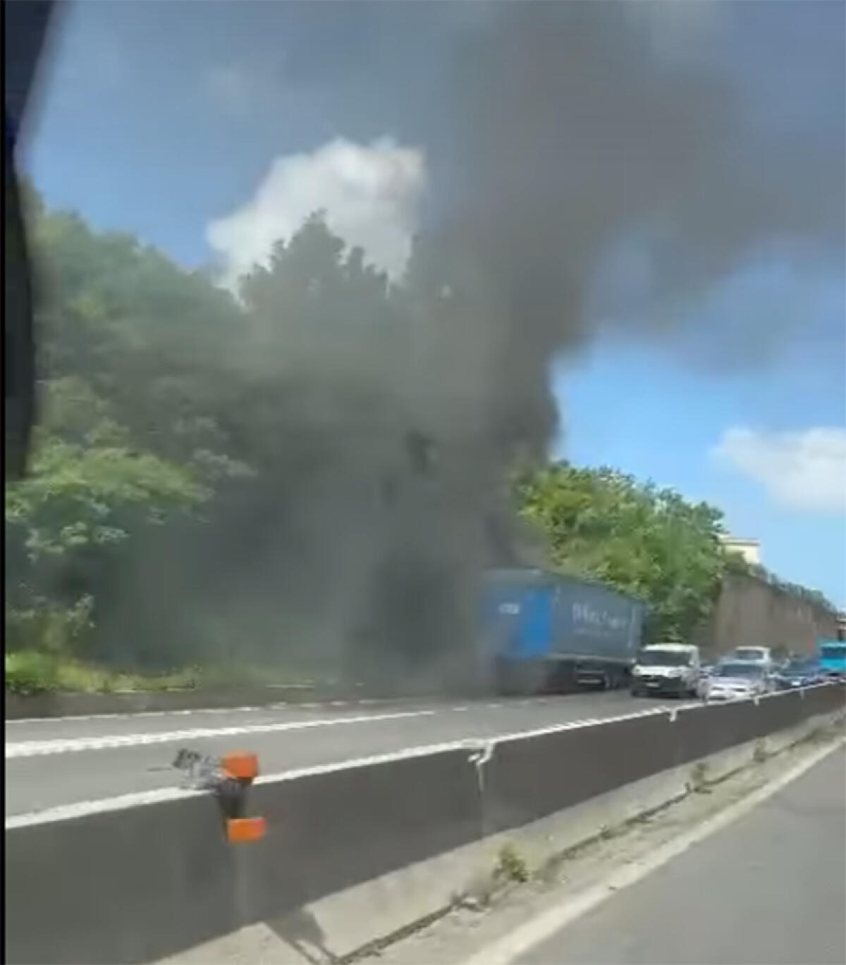 Mezzo pesante in fiamme sulla Pontina, ad Ardea. Lunghe code in direzione di Latina. - 