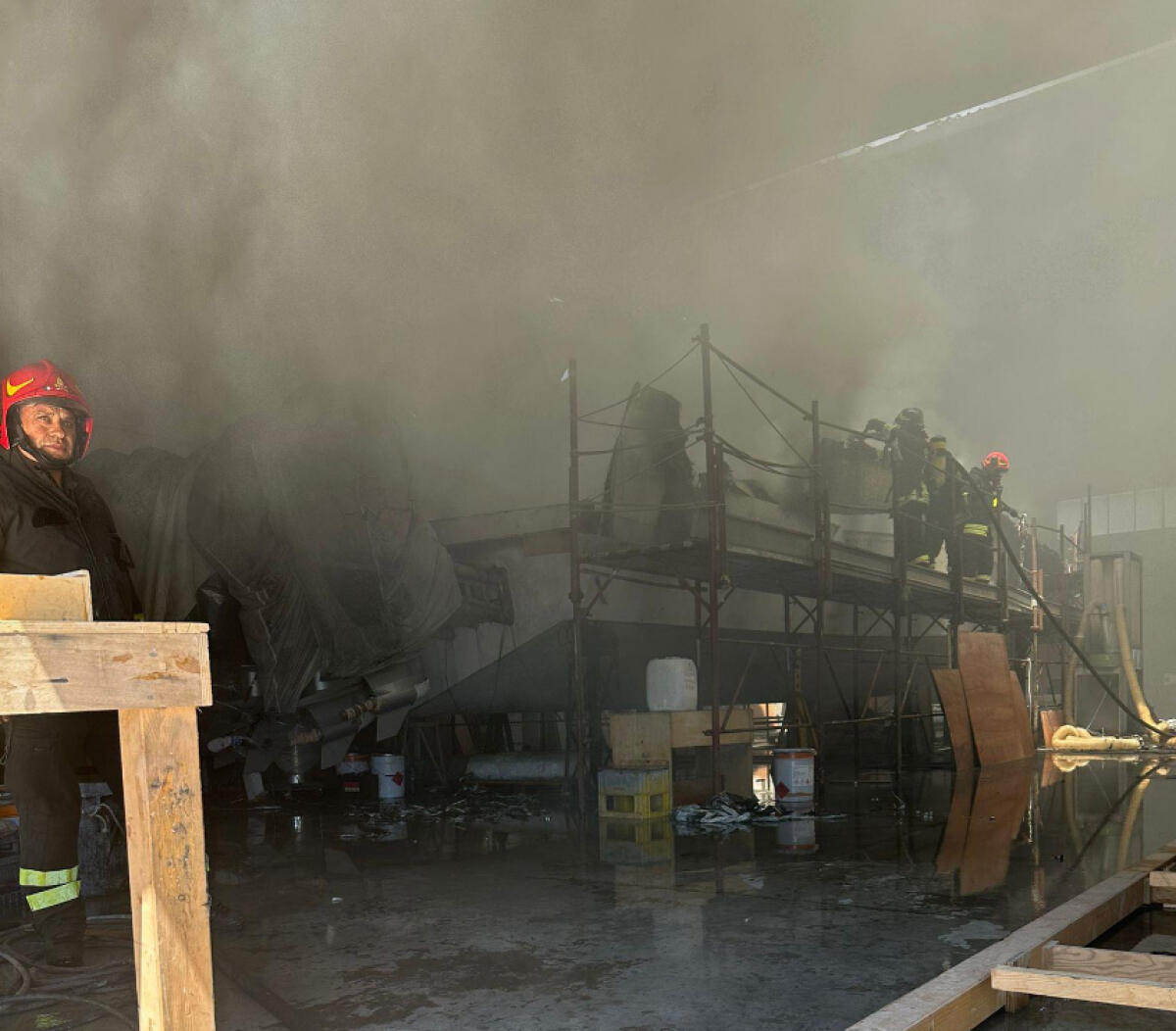 Incendio ad un deposito di barche a Sabaudia: sul posto carabinieri e vigili del fuoco - 