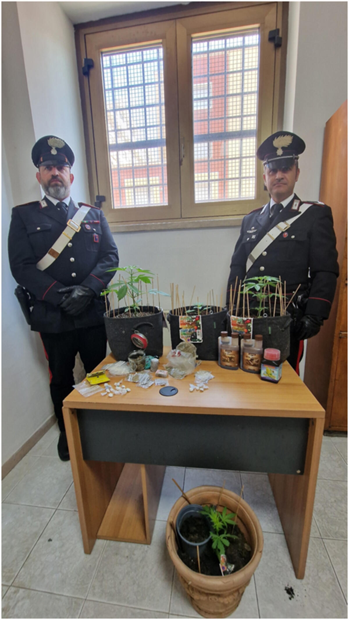 Marijuana, hashish e cocaina addosso e in casa: coppia in arresto - 