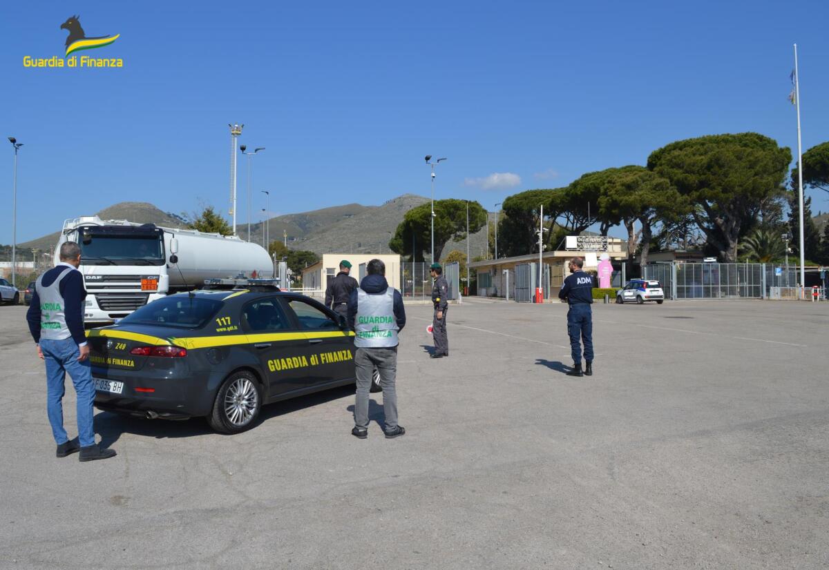 Sequestrati dalla Finanza di Latina 15mila litri di gasolio adulterato in due distributori della provincia. - 