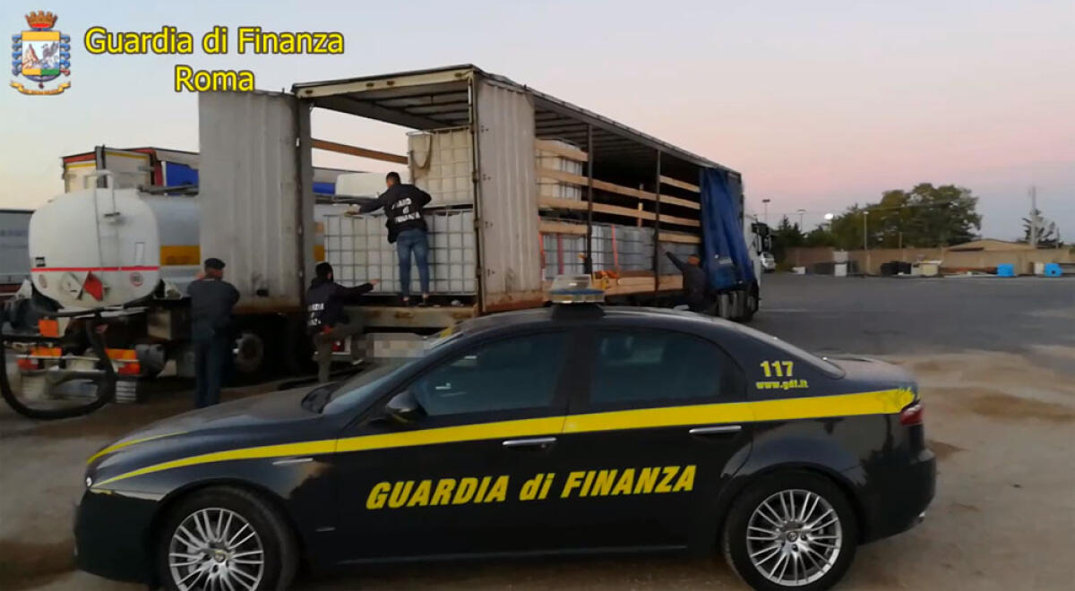 La Guardia di Finanza del Comando Provinciale di Roma dona ai Vigili del Fuoco oltre 3.500 litri di gasolio sequestrati. - 