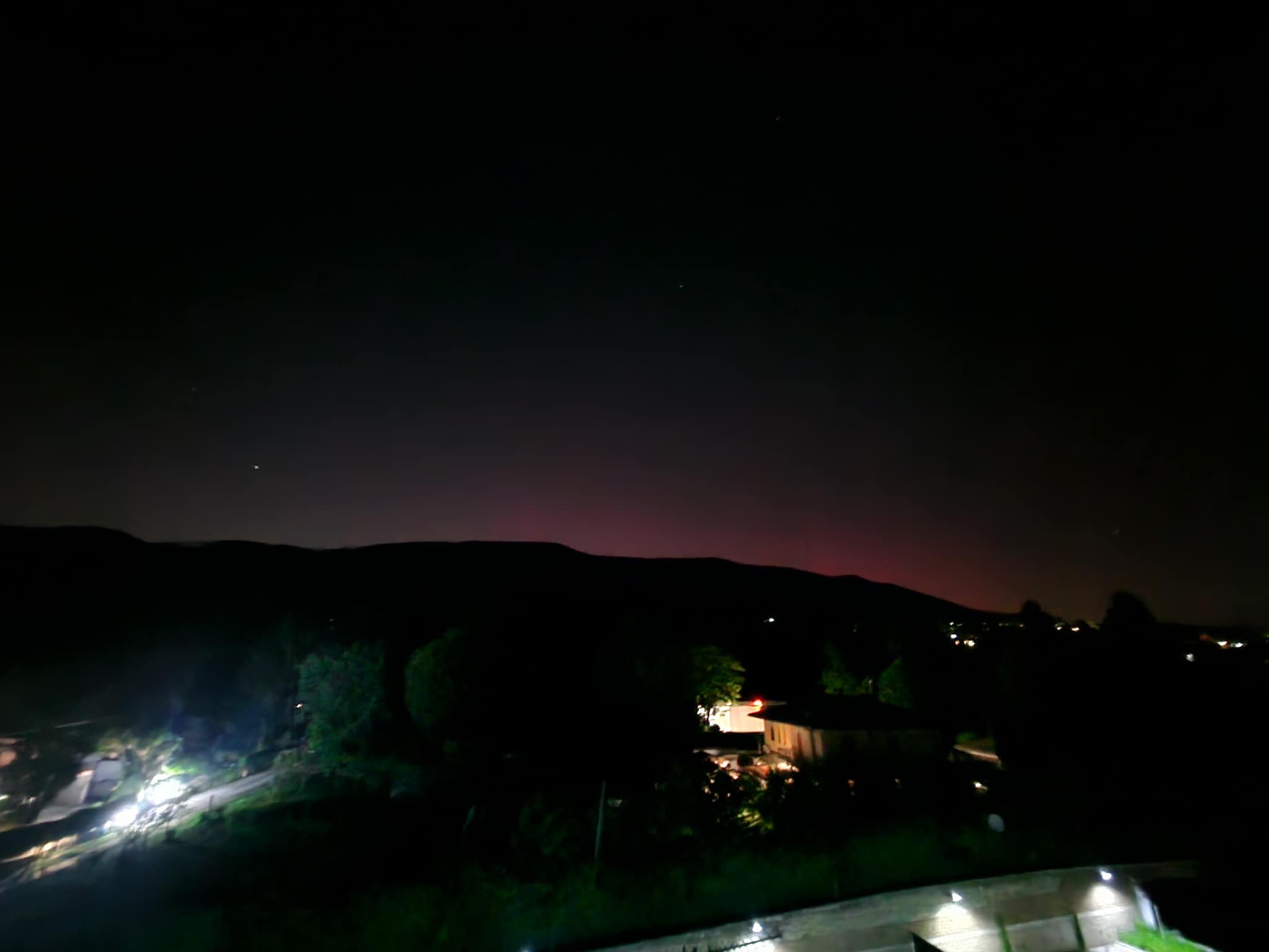 Aurora che abbraccia sullo sfondo il Monte Artemisio a Velletri (foto Meteo Cloud)