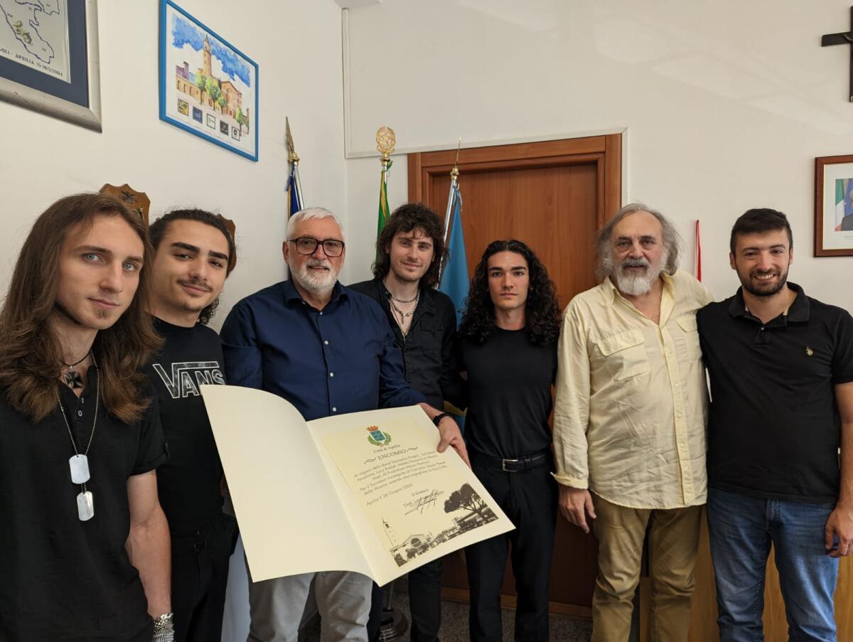 Il sindaco di Aprilia accoglie la band Deshedus Project dopo il successo al concerto di Vasco - 