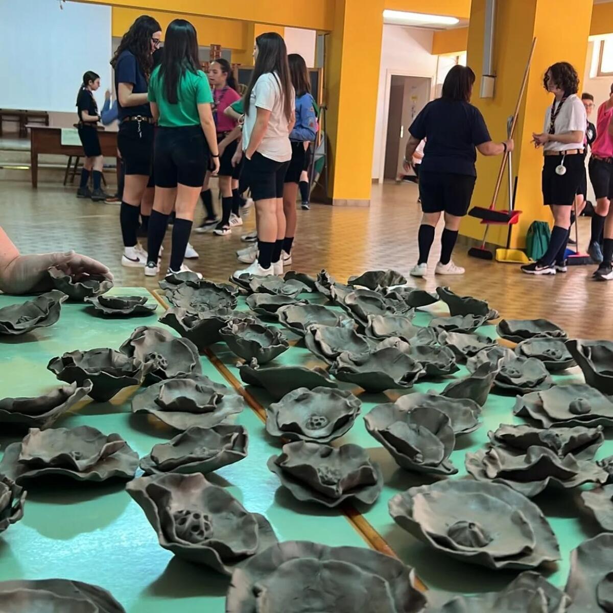 “1.000 papaveri rossi”, l'installazione contro la guerra nel quartiere Q5 a Latina - 