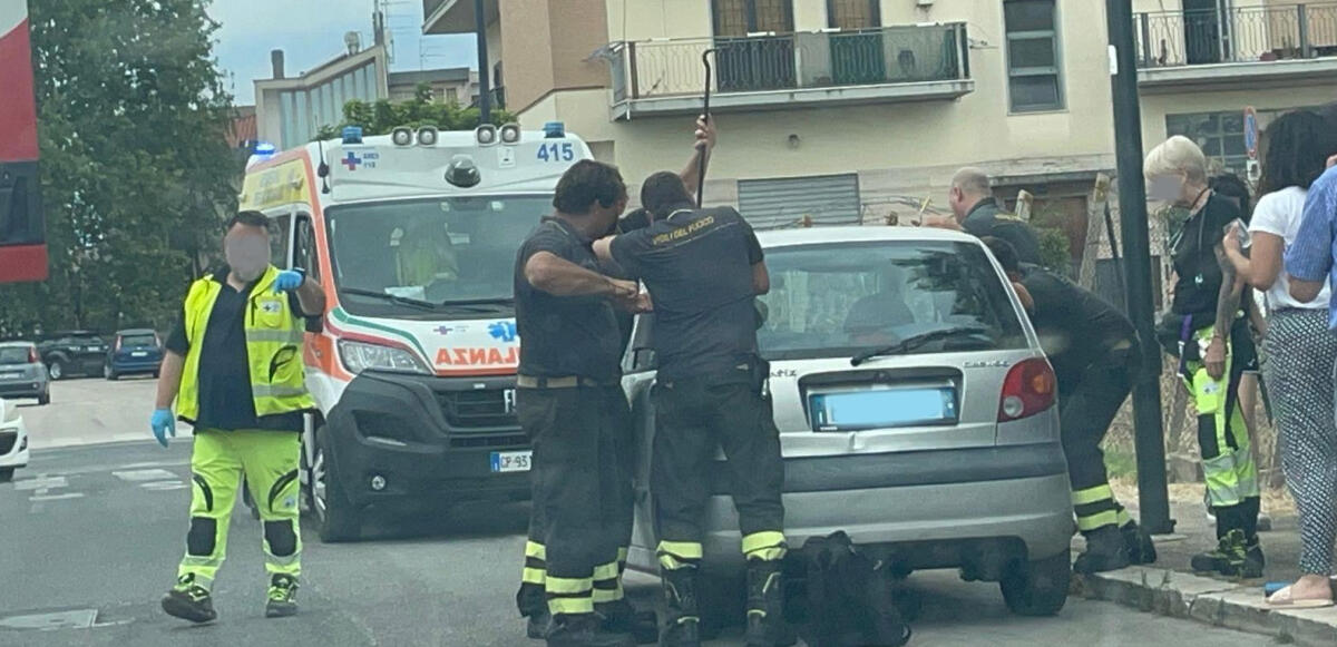 Aprilia - Bimbo resta chiuso in auto: salvato dai vigili del fuoco - 