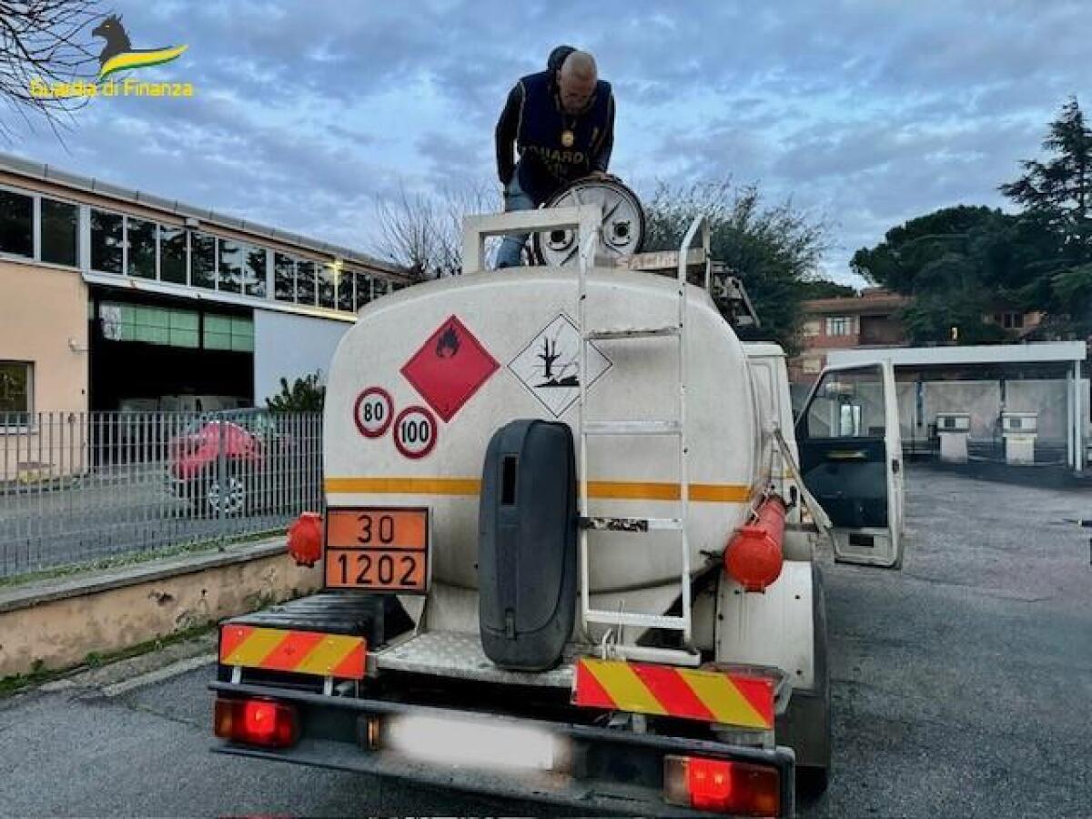 Gasolio di contrabbando, la Guardia di Finanza di Frascati sequestra circa 4.800 litri di carburante e denuncia una persona. - 