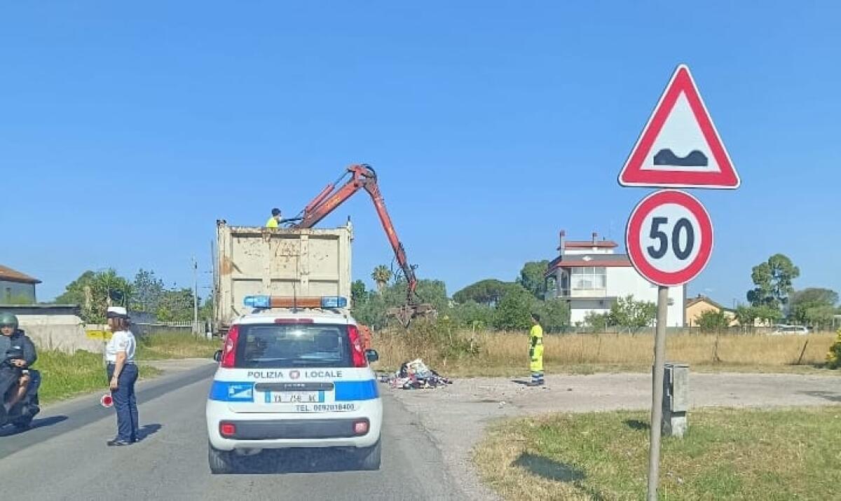 Bonifica delle periferie apriliane dai rifiuti: intervento in via del Genio Civile. - 