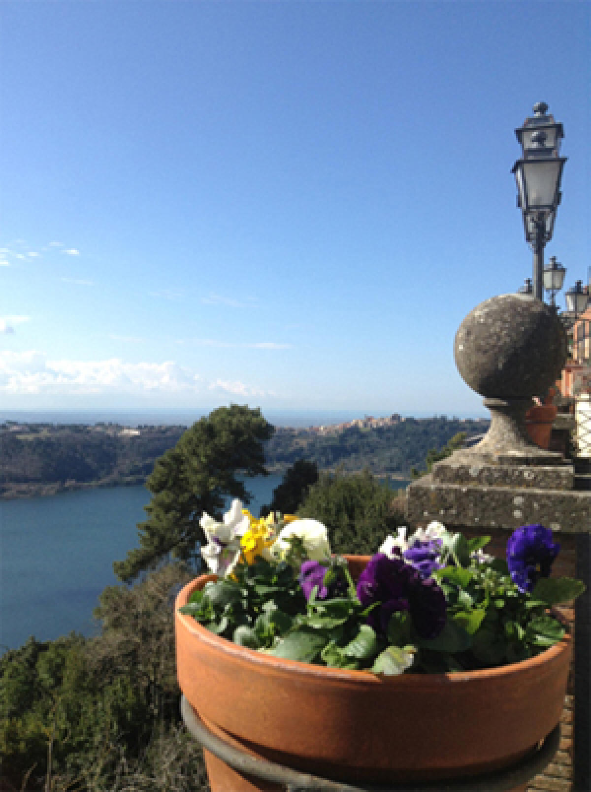 Il cadavere di un uomo riaffiora dalle acque del Lago di Nemi. - 