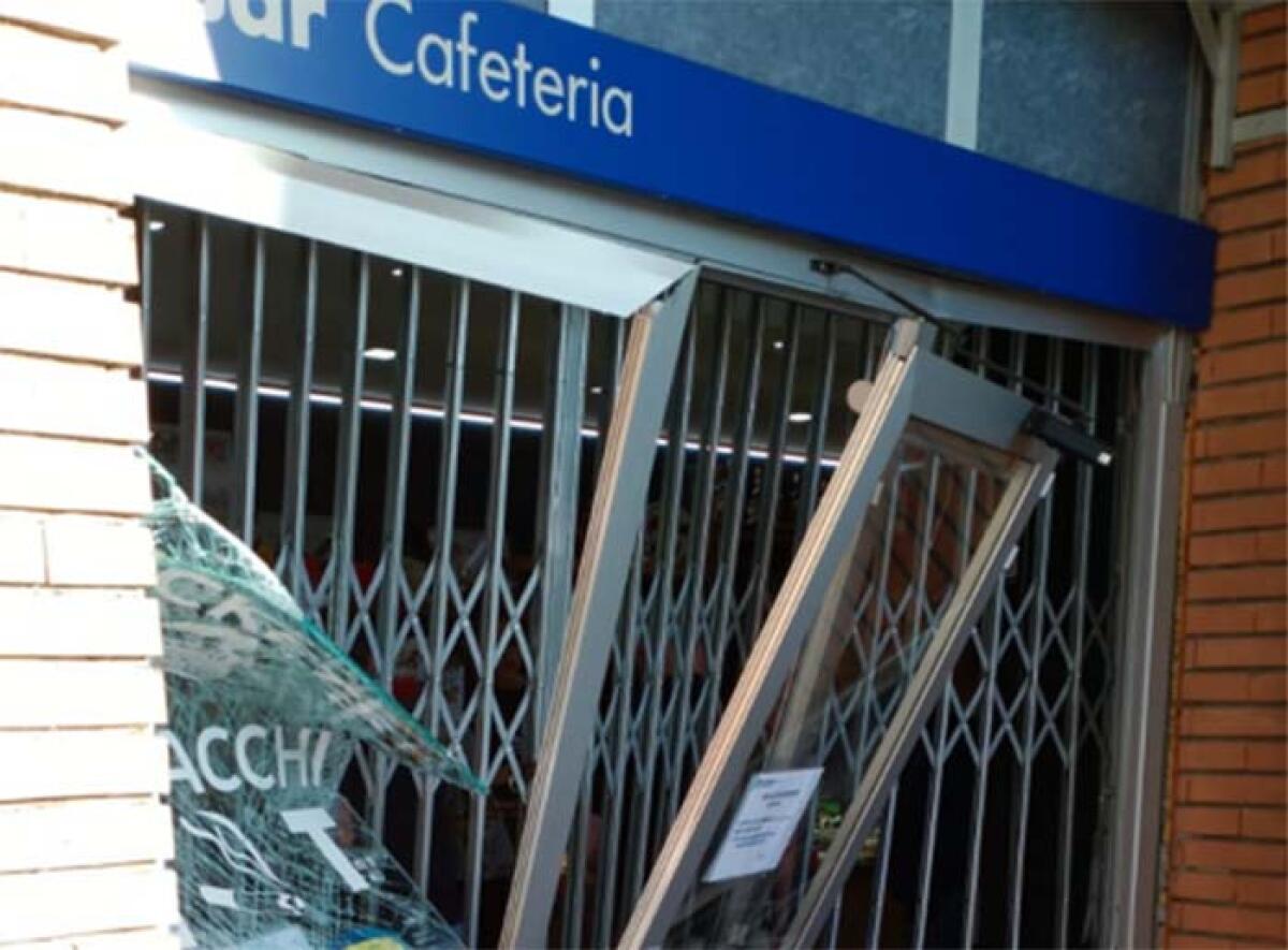 Sfondano con un'auto-ariete l'ingresso del bar della stazione ad Aprilia e mettono a segno un furto. - 