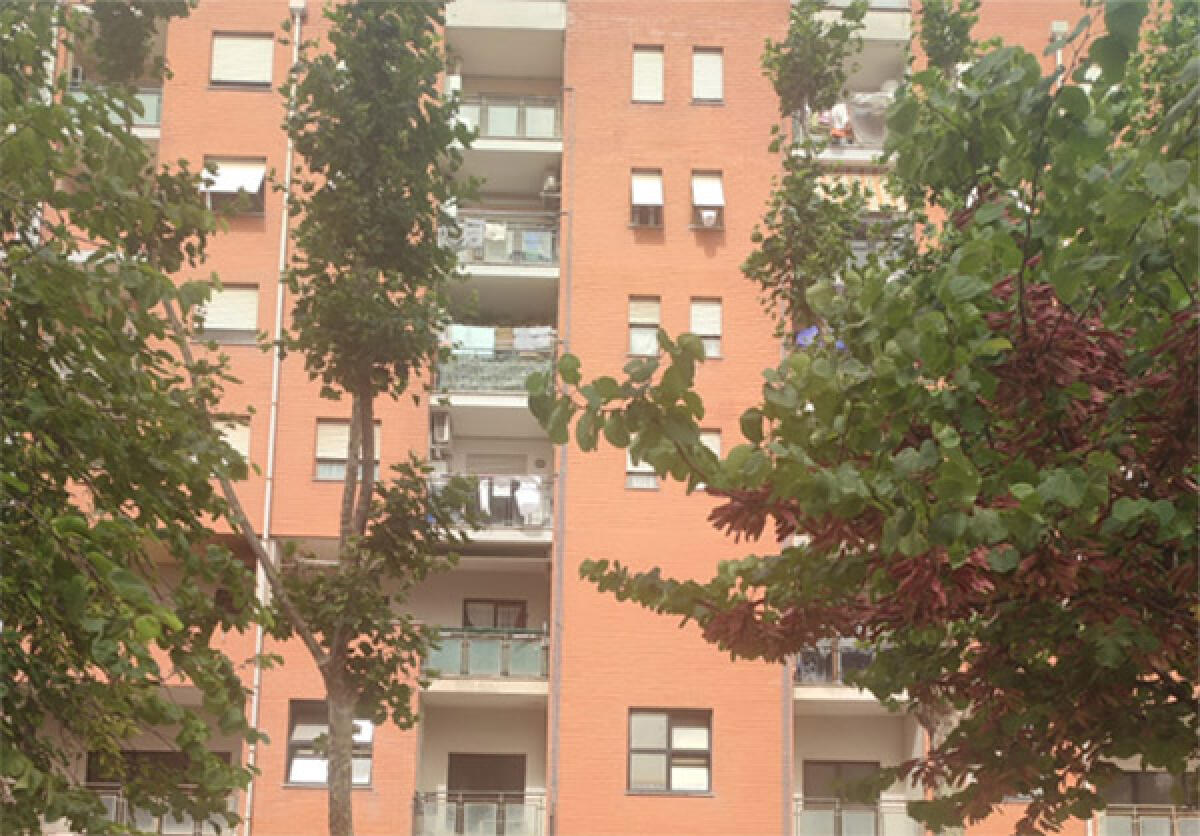 16 famiglie di via Inghilterra ad Aprilia, 8 delle quali con invalidi in casa, senza ascensore da due mesi. Appello alle istituzioni. - 