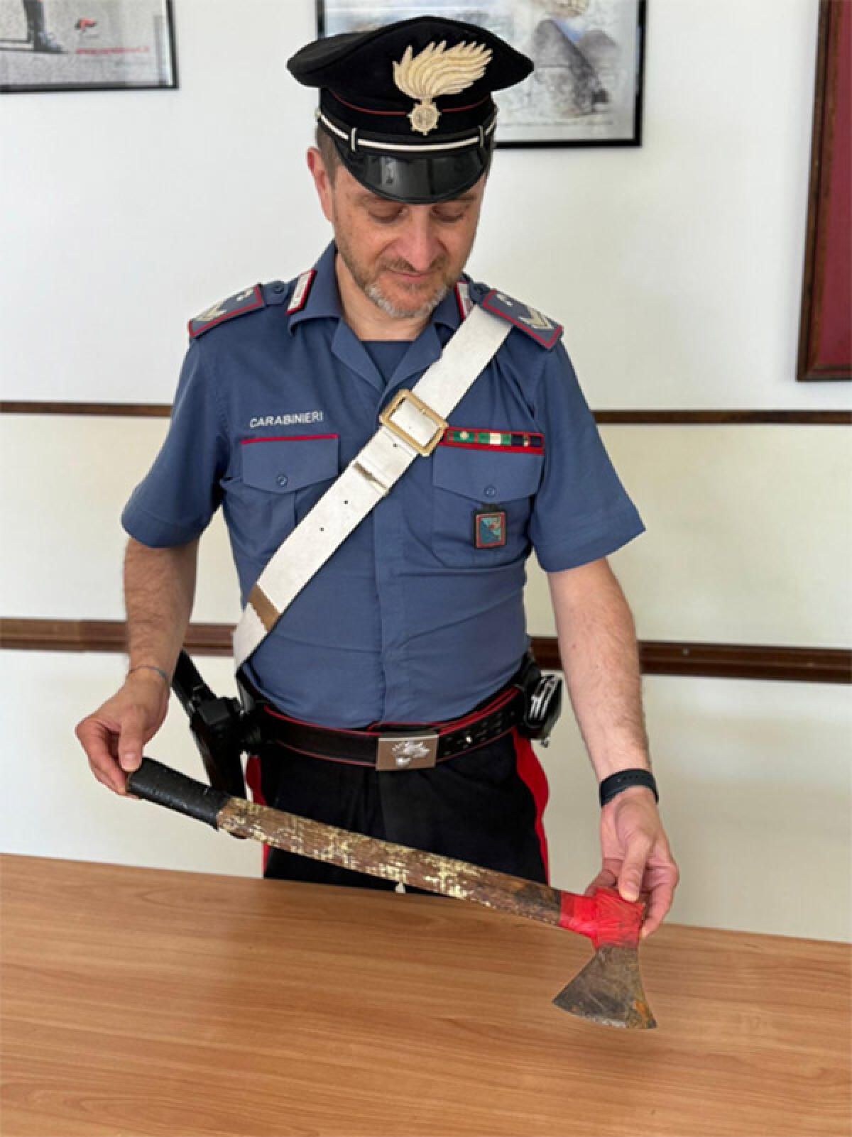 Fa troppo rumore, prende l'ascia e minaccia un 35enne: denunciato - 