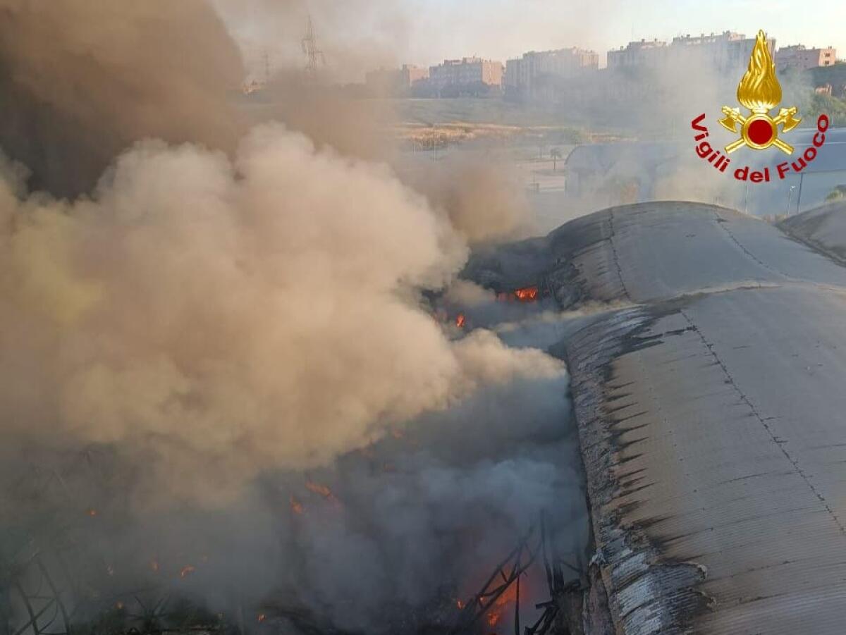 Grosso incendio nella notte in zona Tirburtina, a Roma: la nube di fumo arriva sino ad Aprilia. - 