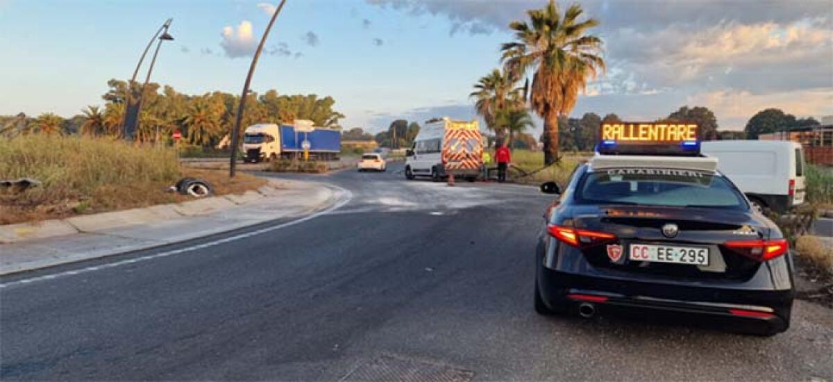 Esce fuori strada con l’auto, a Sabaudia, e finisce contro una rotatoria ed i pali della luce. - 
