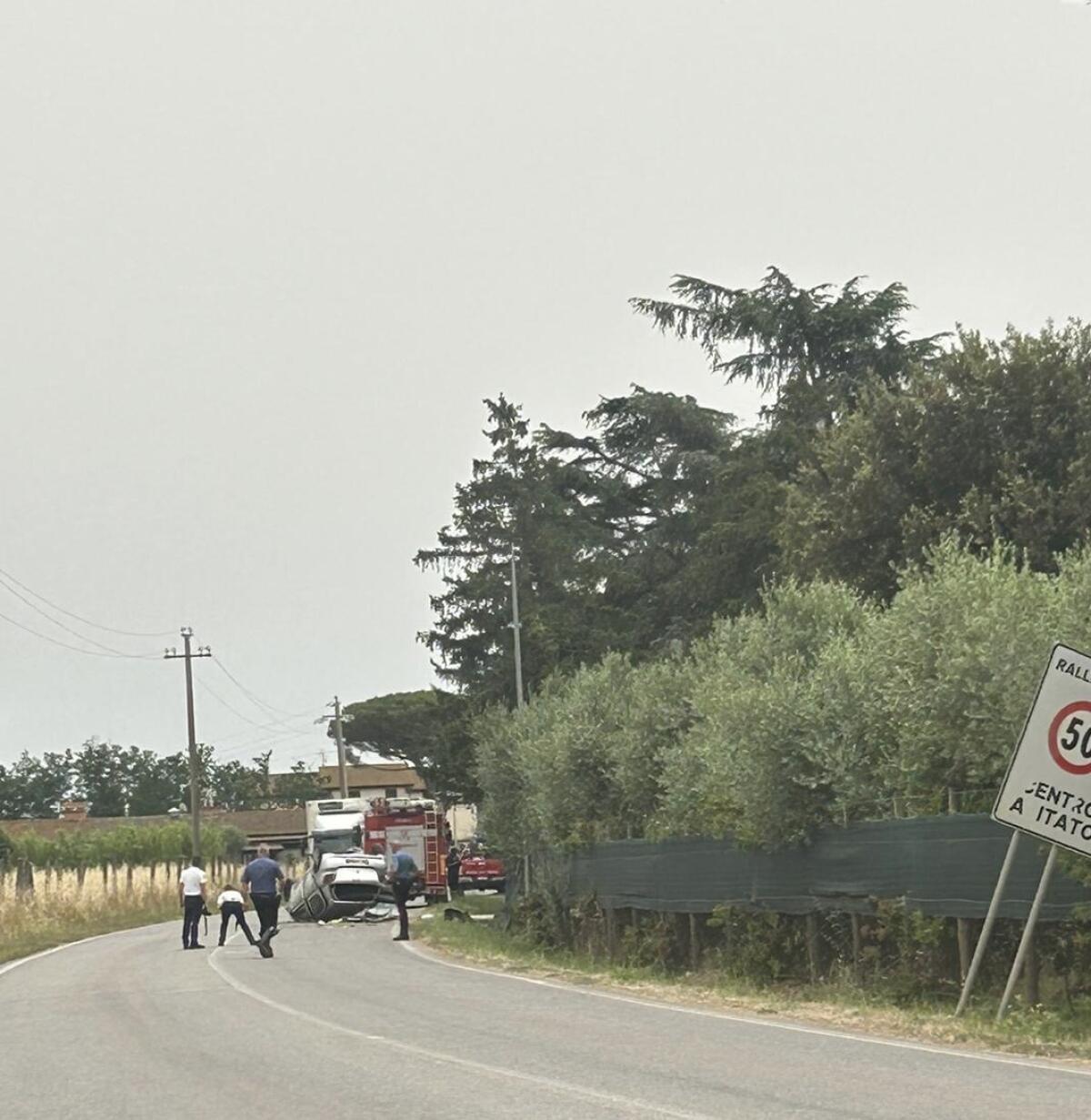 Auto si ribalta su via Carano ad Aprilia - 