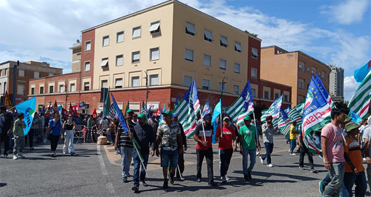 Morte di Satnam Singh, sul palco della manifestazione a Latina l’agghiacciante racconto di un testimone. - 