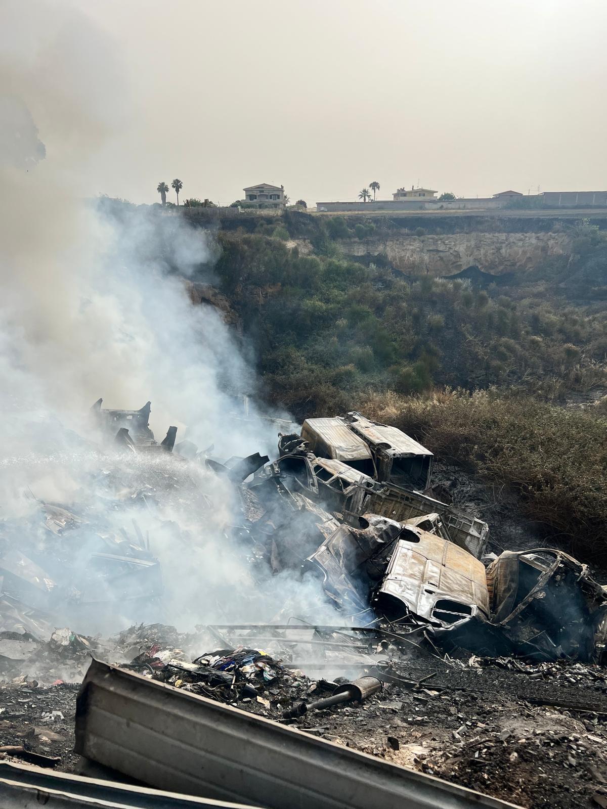Incendio a Le Salzare, ad Ardea: Vigili del Fuoco al lavoro anche nella notte. Il Comune: “In attesa dei dati Arpa, tenere chiuse porte e finestre”. - 