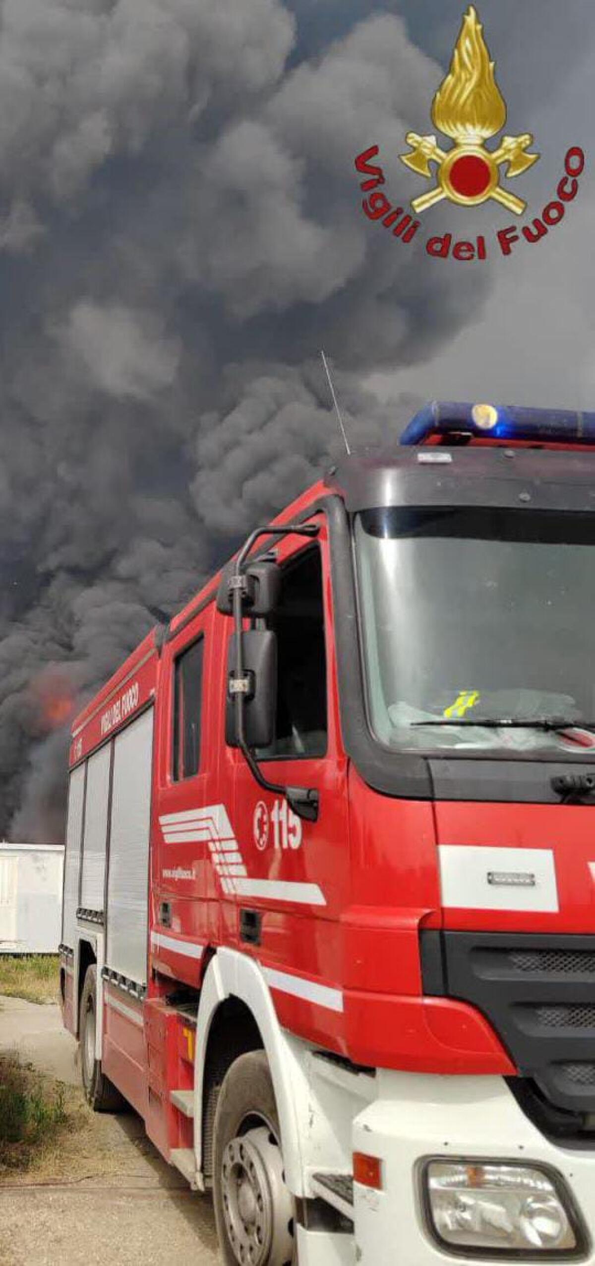 Incendio di sterpaglie travolge vivaio e autolavaggio: sul posto i vigili del fuoco - 