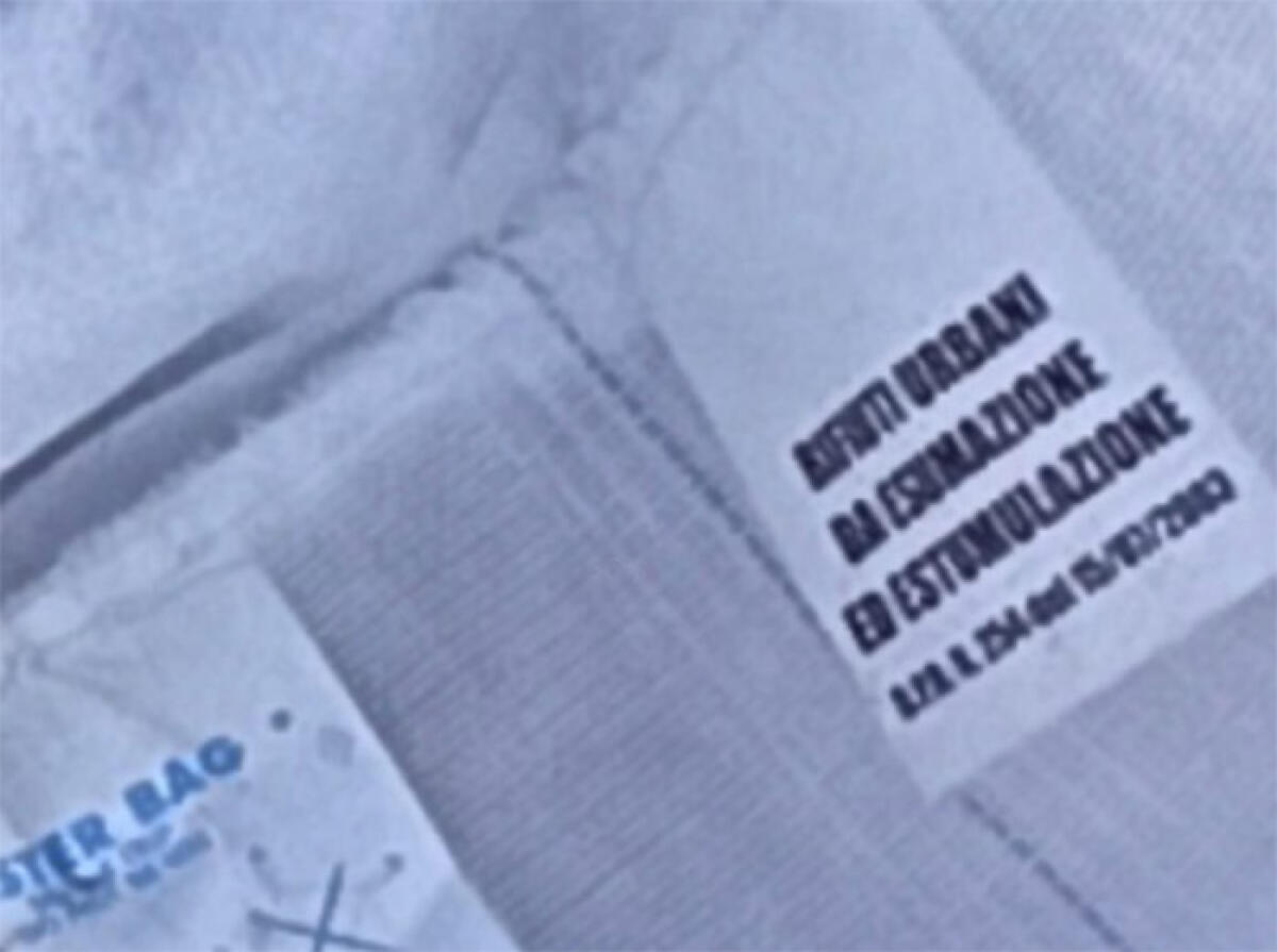 APRILIA - Ragusa dei 5 Stelle: “Imballaggi per rifiuti da esumazione e da estumulazione fuori dal cimitero e sacchi appesi ad un rete in via Caligola”. - 