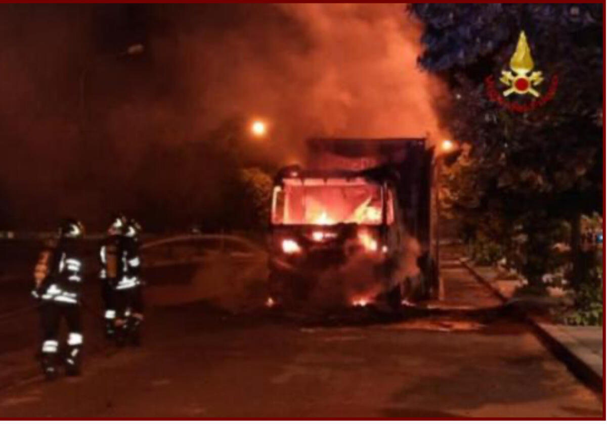 Camion con rimorchio frigo in fiamme a Cisterna - 