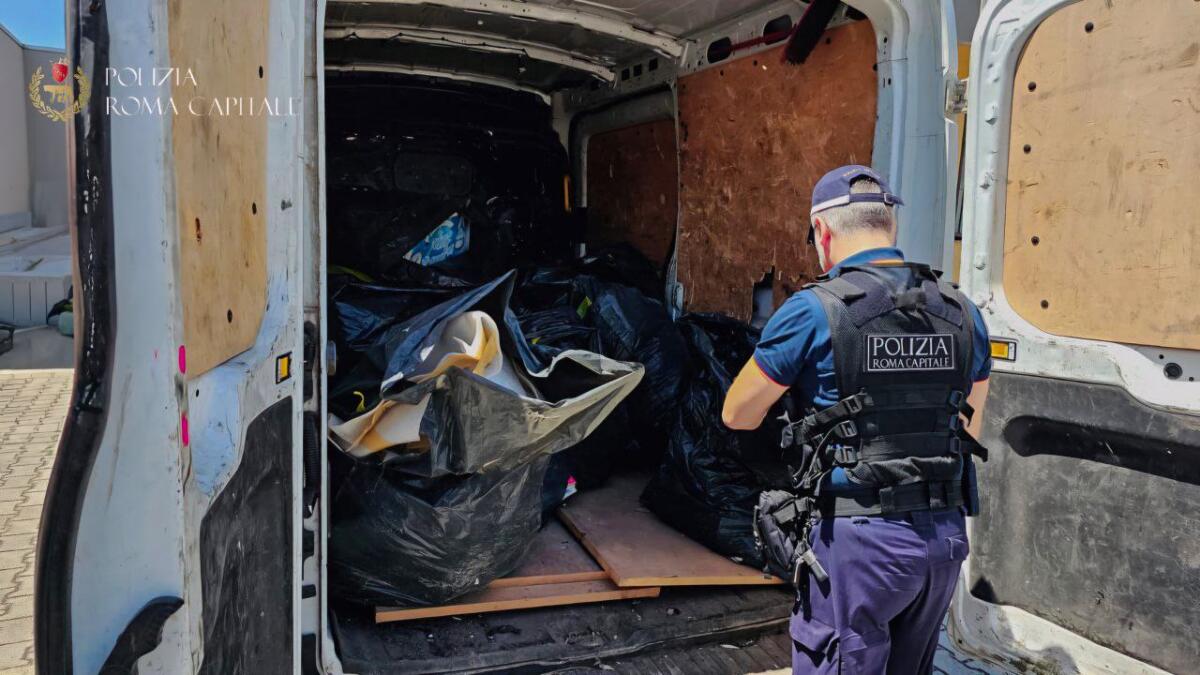 Trasportava rifiuti illegalmente e con patente revocata: fermato e denunciato - 