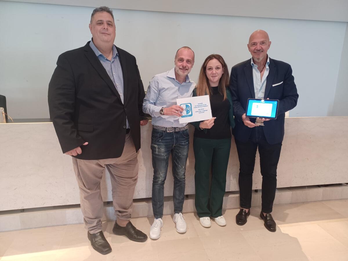 Due tablet a disposizione del  Comune di Latina per i non udenti: traduttori e interpreti in LIS da remoto. - 