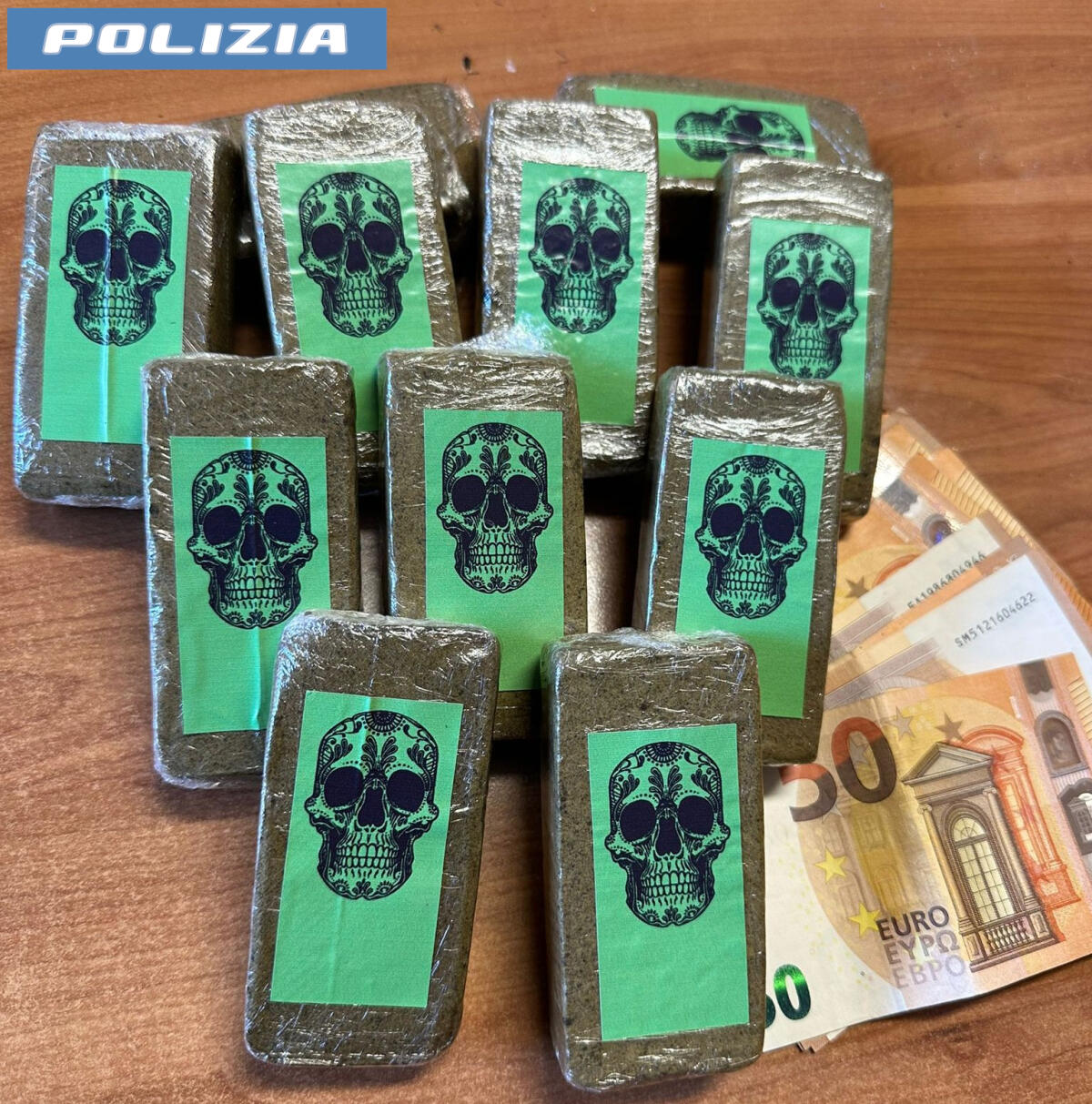 Da Napoli a Roma in treno, arrestato un pendolare dello spaccio con oltre 2 etti di eroina. Rinvenuto più di 1 Kg di droga in una base di spaccio. - 