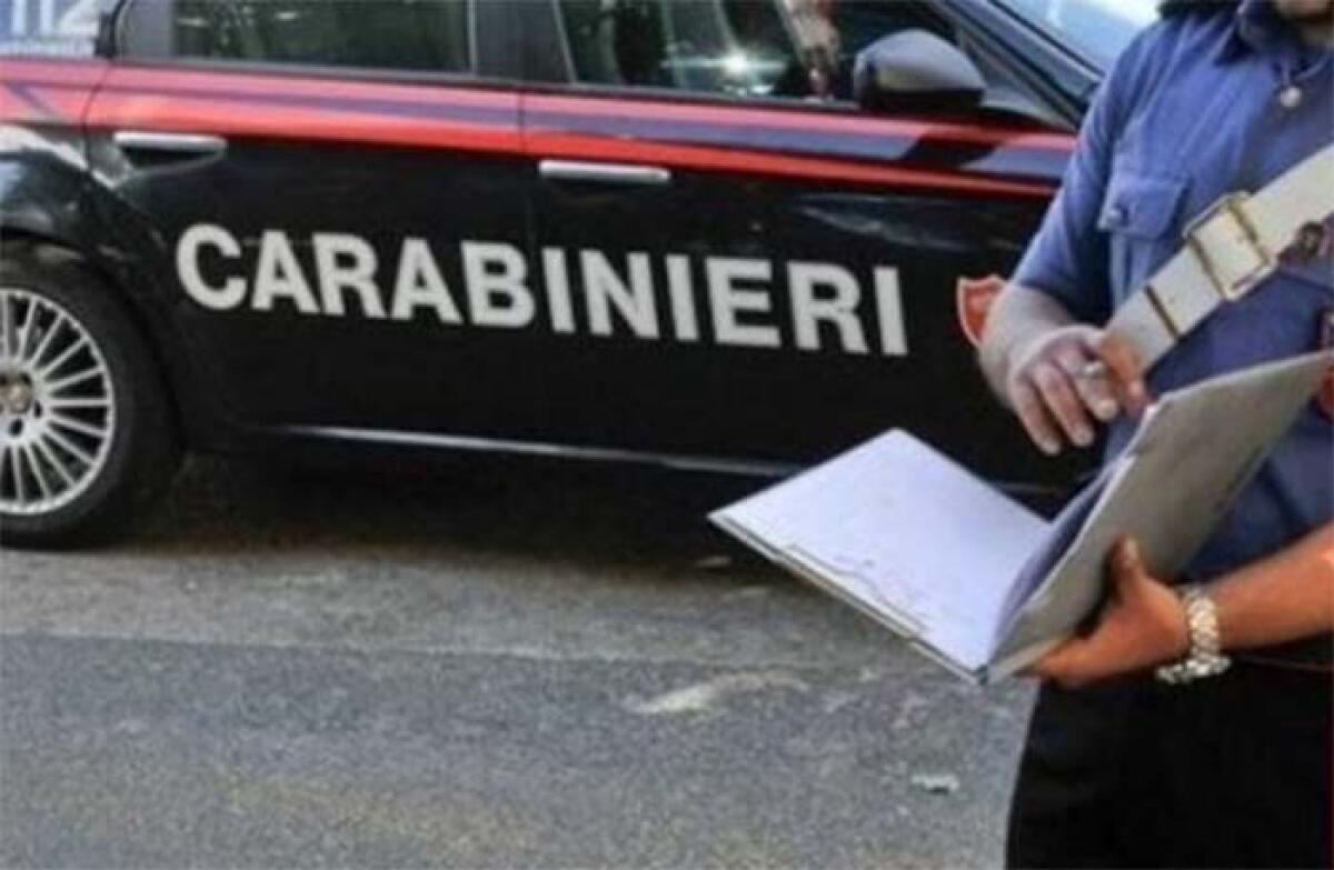 Si introduce di notte in casa di un anziano, lo riempie di schiaffi e pugni, poi lo costringe ad andare a prelevare al bancomat. - 