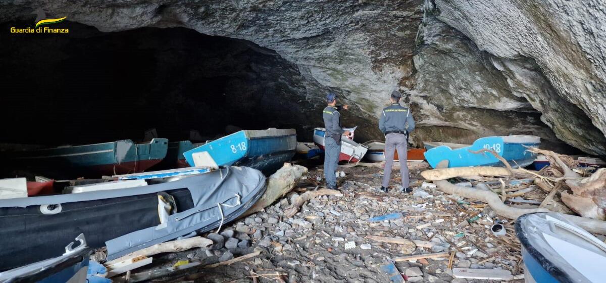 Sequestrata a Ponza una grotta ipogea: all'interno decine di scafi abbandonati e rifiuti pericolosi. Denunciati i responsabili. - 