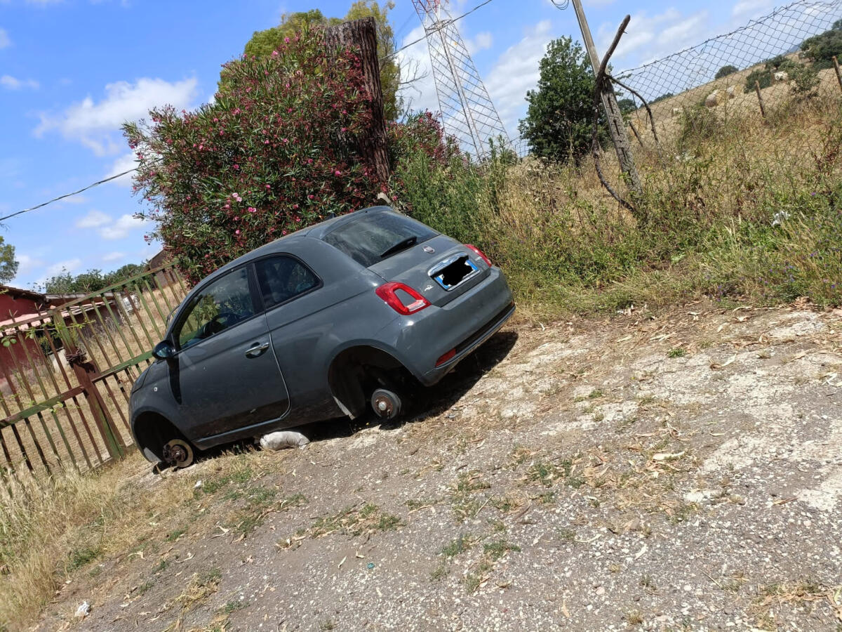 Auto rubata, cannibalizzata e abbandonata in periferia ad Aprilia: restituita al proprietario - 