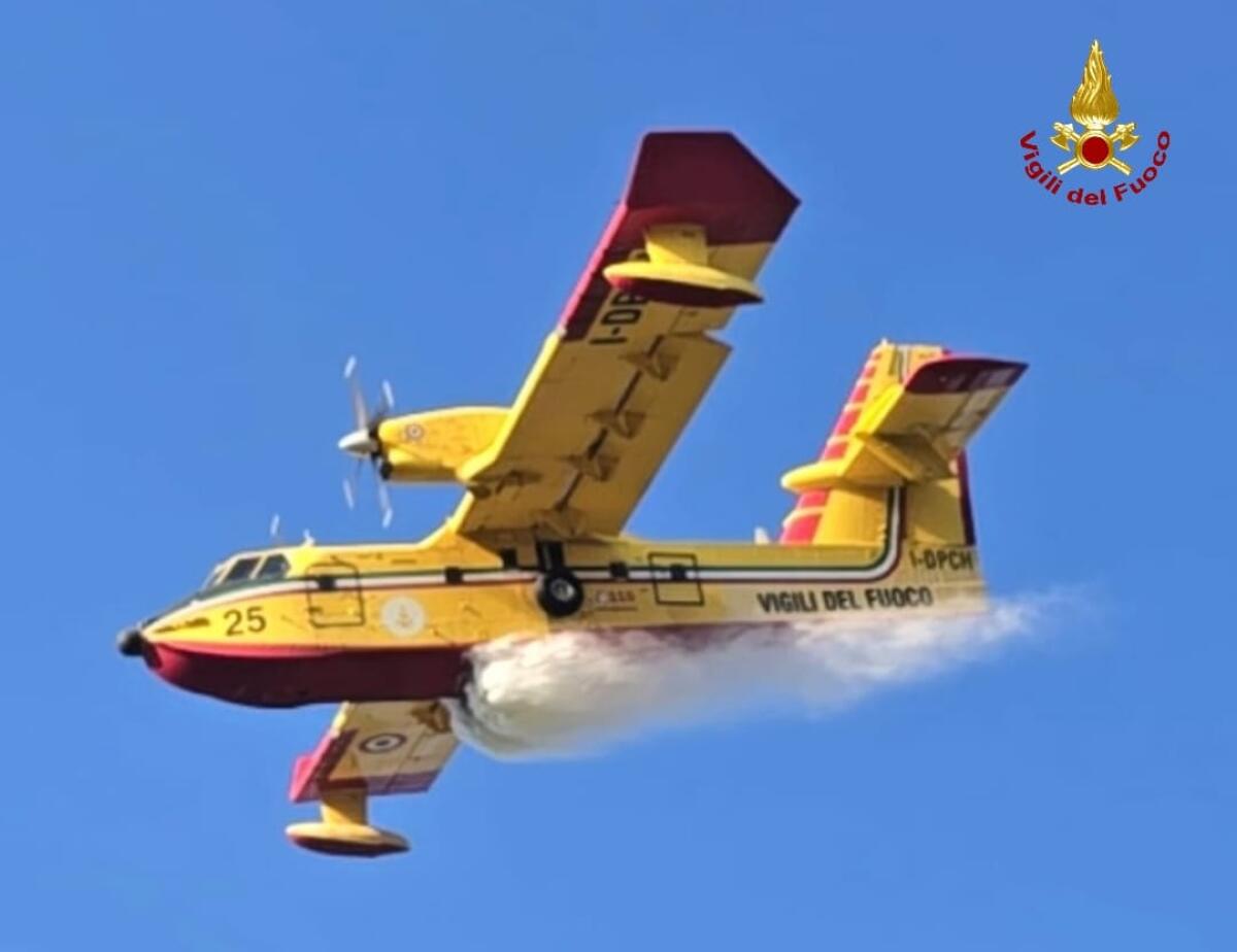 Quattro ettari di vegetazione in fiamme a Roccasecca dei Volsci. In azione un elicottero regionale ed un Canadair dei Vigili del Fuoco. VIDEO - 